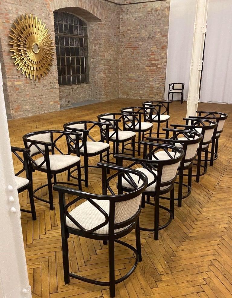 Set di 14 poltrone di Thonet, Austria 
Le sedie facevano parte di un set realizzato su ordinazione per una villa a Götzens, in Tirolo, Austria.
Designer: Josef Hoffmann
Materiali: Legno di faggio curvato a vapore, lucidatura francese ad alta