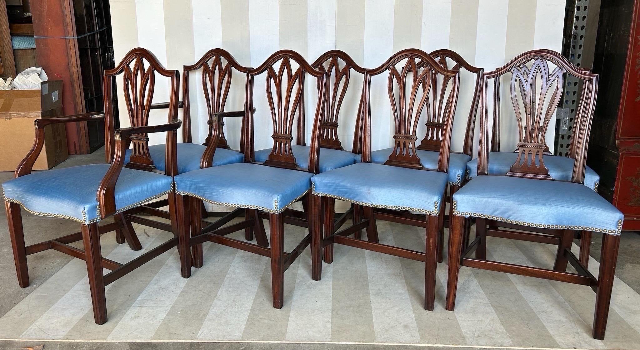 Ottimo set di 6 sedie da pranzo in mogano con schienale a scudo in stile federale del XIX secolo, recentemente tappezzate. L'intaglio è di grande qualità. 