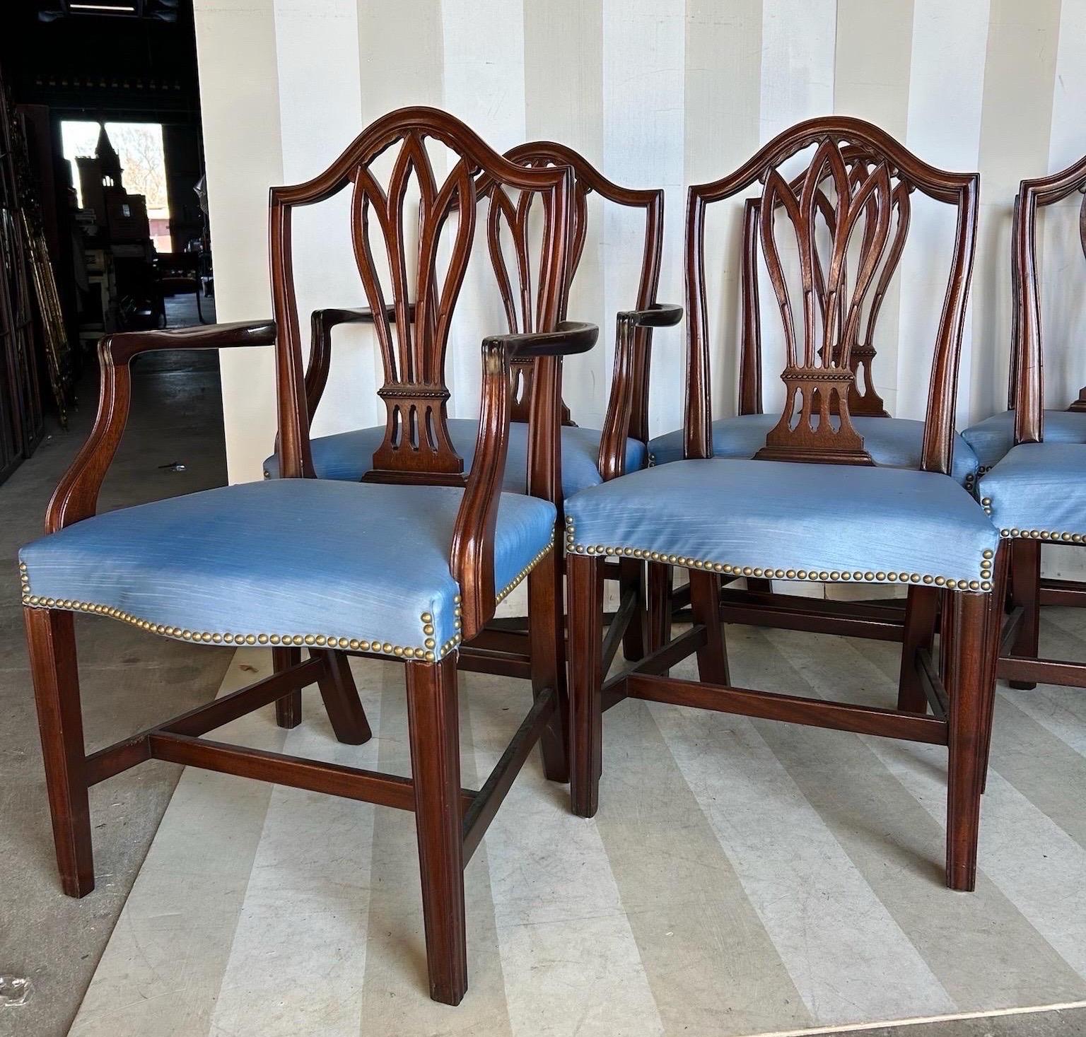 Federale Grande set di 6 sedie da pranzo in mogano con schienale a scudo in stile Feder del XIX secolo in vendita