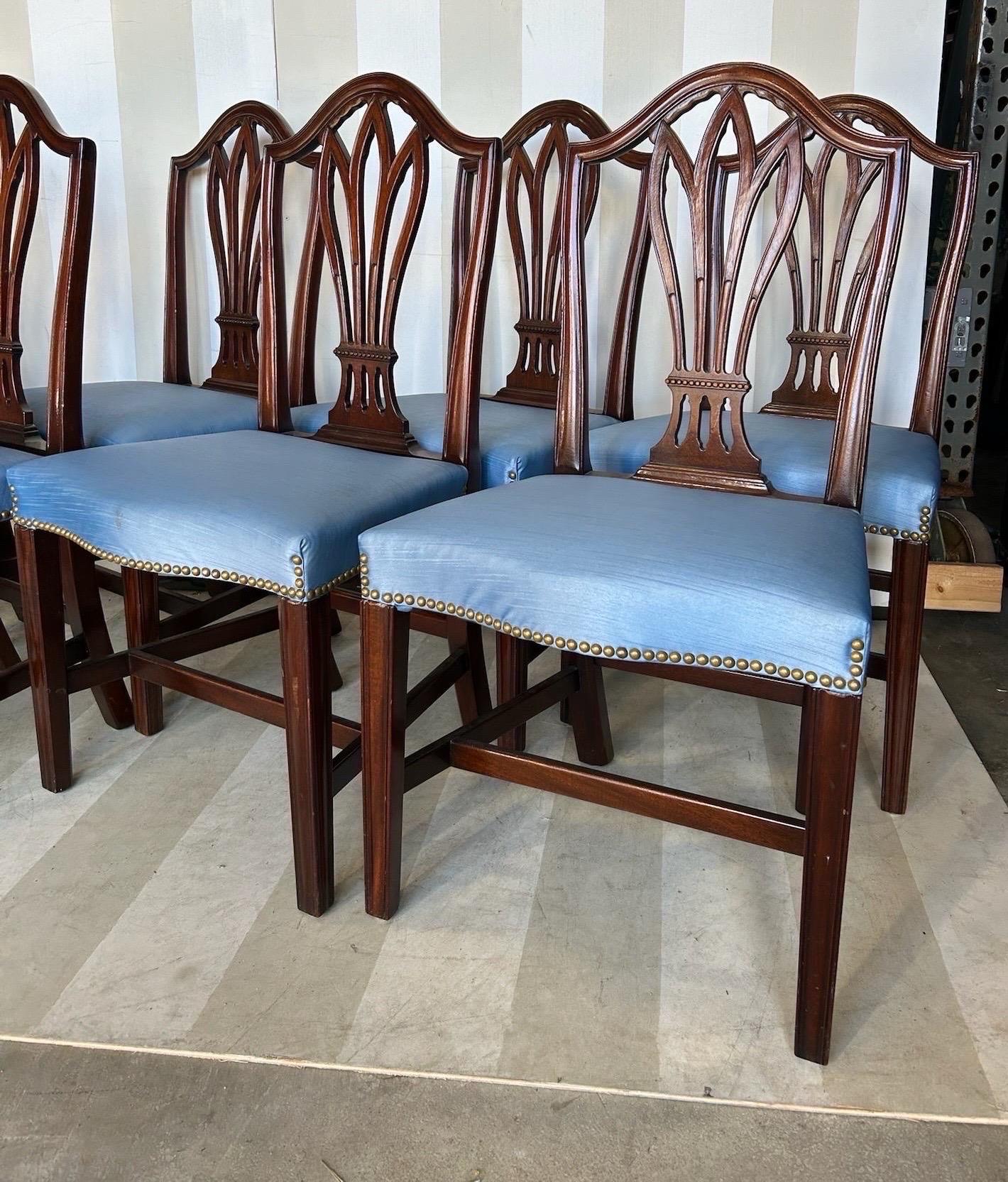 Mogano Grande set di 6 sedie da pranzo in mogano con schienale a scudo in stile Feder del XIX secolo in vendita