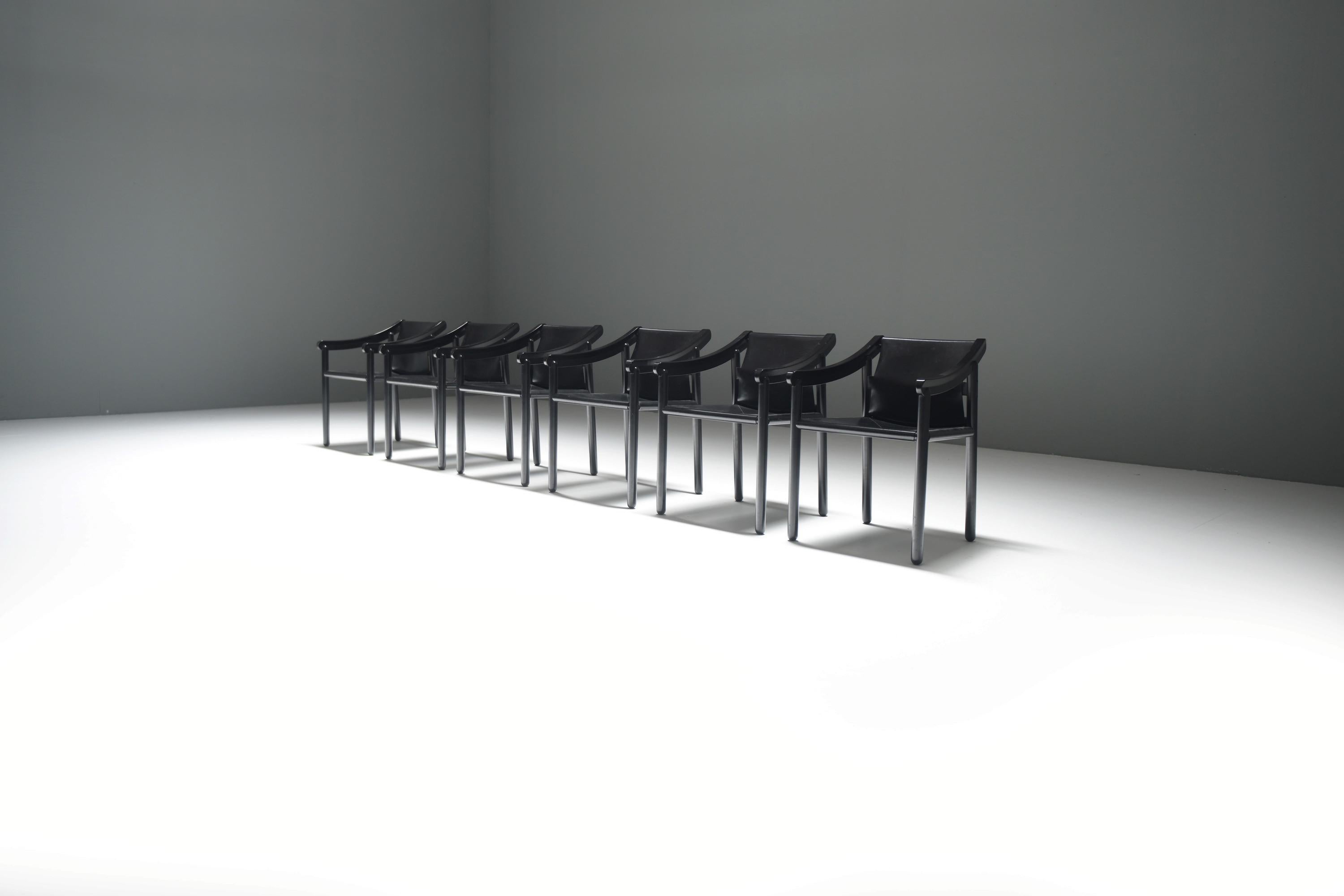 Cassina 905 Chair by Vico Magistretti - Black Cowhide & Solid Wood Elegance (1964)

Intemporelle dans sa forme, raffinée dans sa fonction, la chaise 905 est un chef-d'œuvre du modernisme italien, conçue en 1964 par Vico Magistretti pour Cassina.