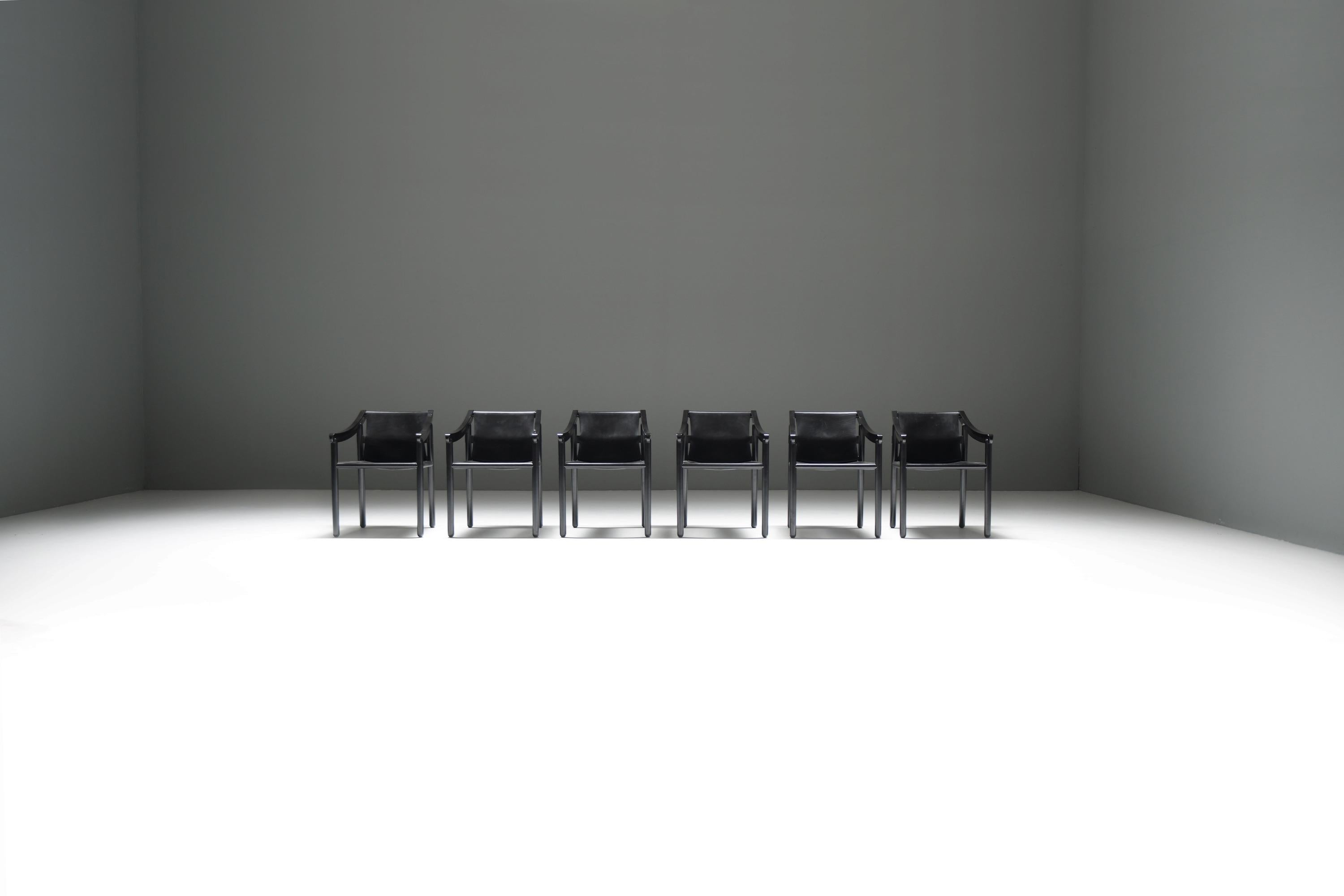 Superbe ensemble de 6 fauteuils '905' en cuir noir par Vico Magistretti pour Cassina Bon état - En vente à Buggenhout, Oost-Vlaanderen