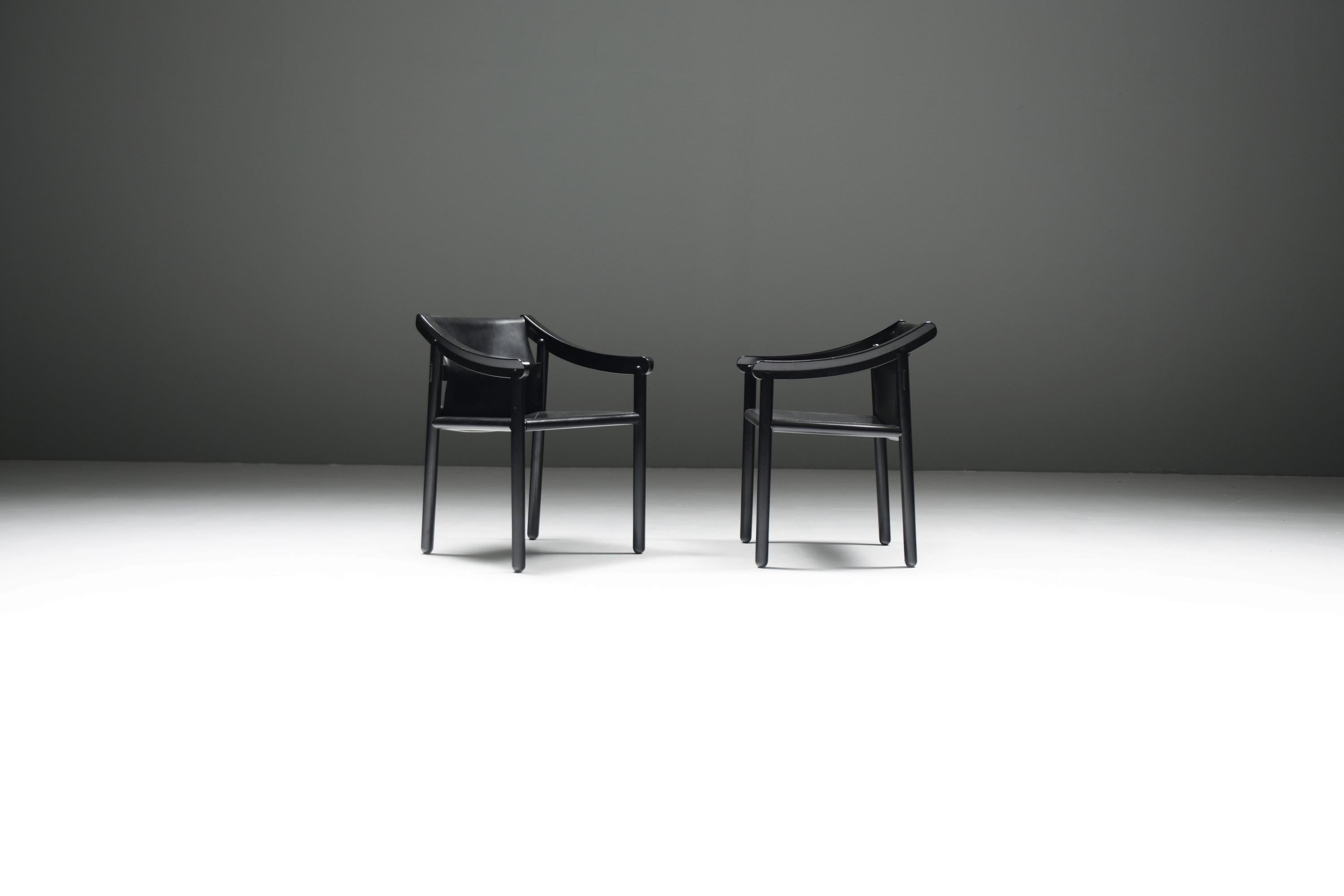 20ième siècle Superbe ensemble de 6 fauteuils '905' en cuir noir par Vico Magistretti pour Cassina en vente