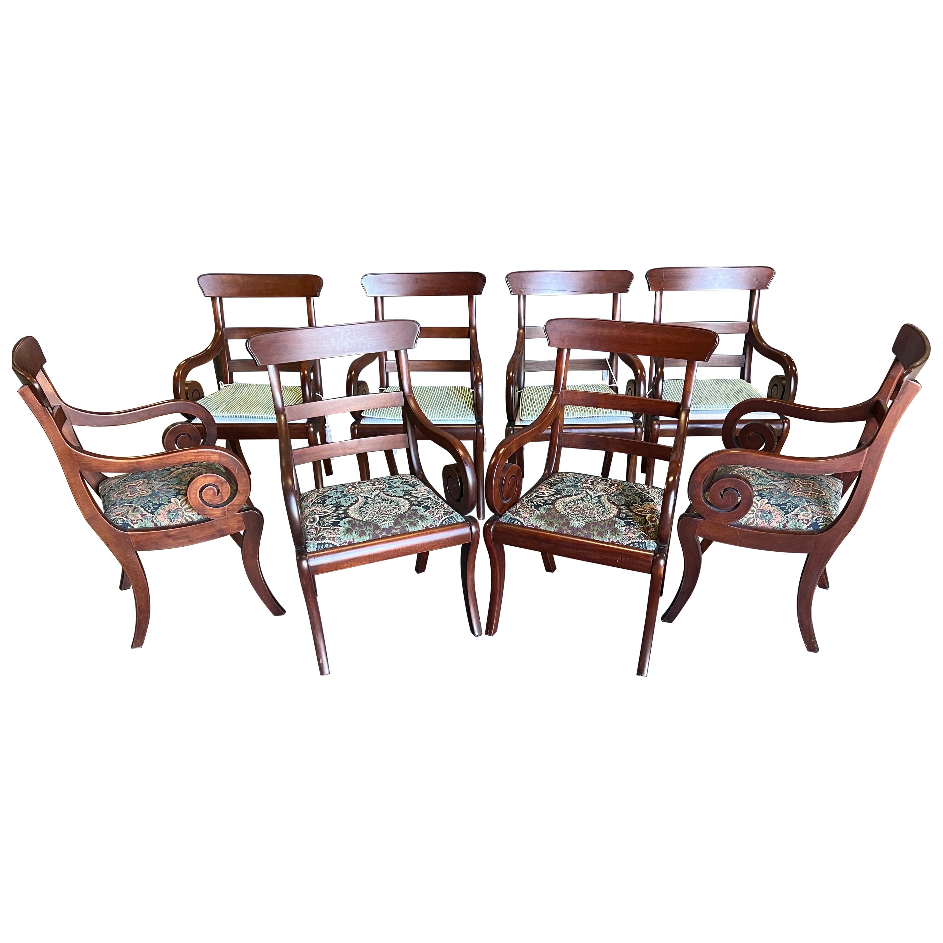 Gran conjunto de 8 sillones ingleses de caoba con patas de sable del siglo XIX en venta