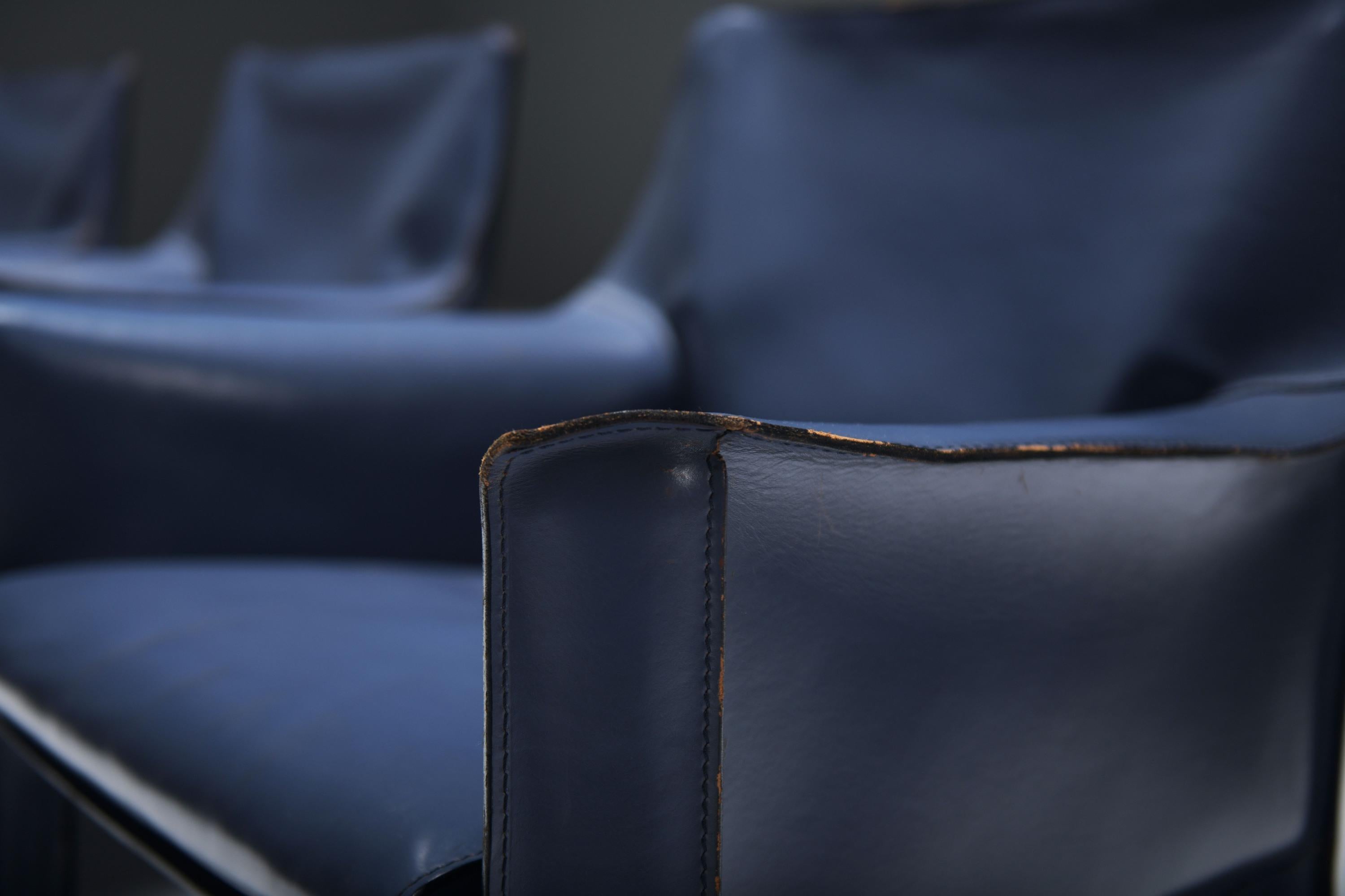 Great set of Cab 414 dining chair in blue leather by Mario Bellini for Cassina In Good Condition For Sale In Buggenhout, Oost-Vlaanderen