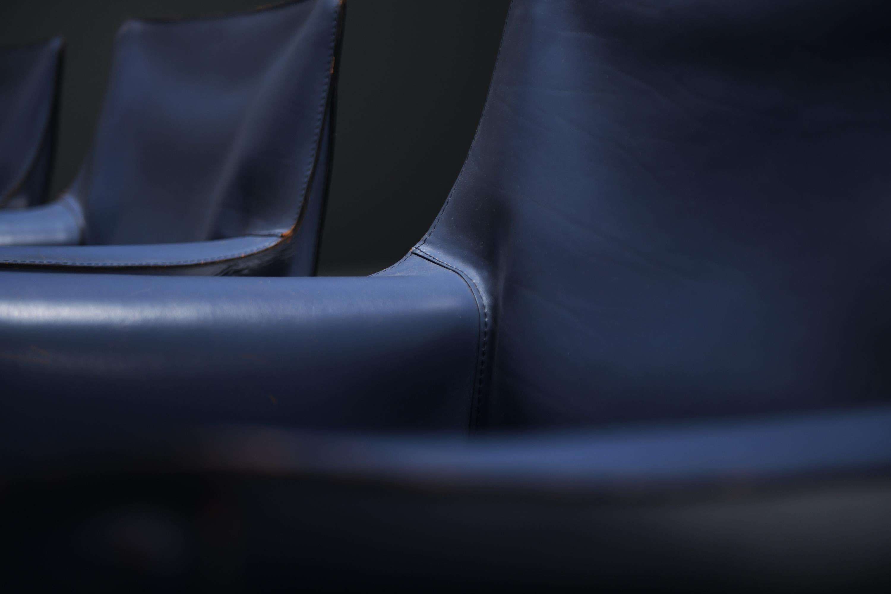 20th Century Great set of Cab 414 dining chair in blue leather by Mario Bellini for Cassina For Sale
