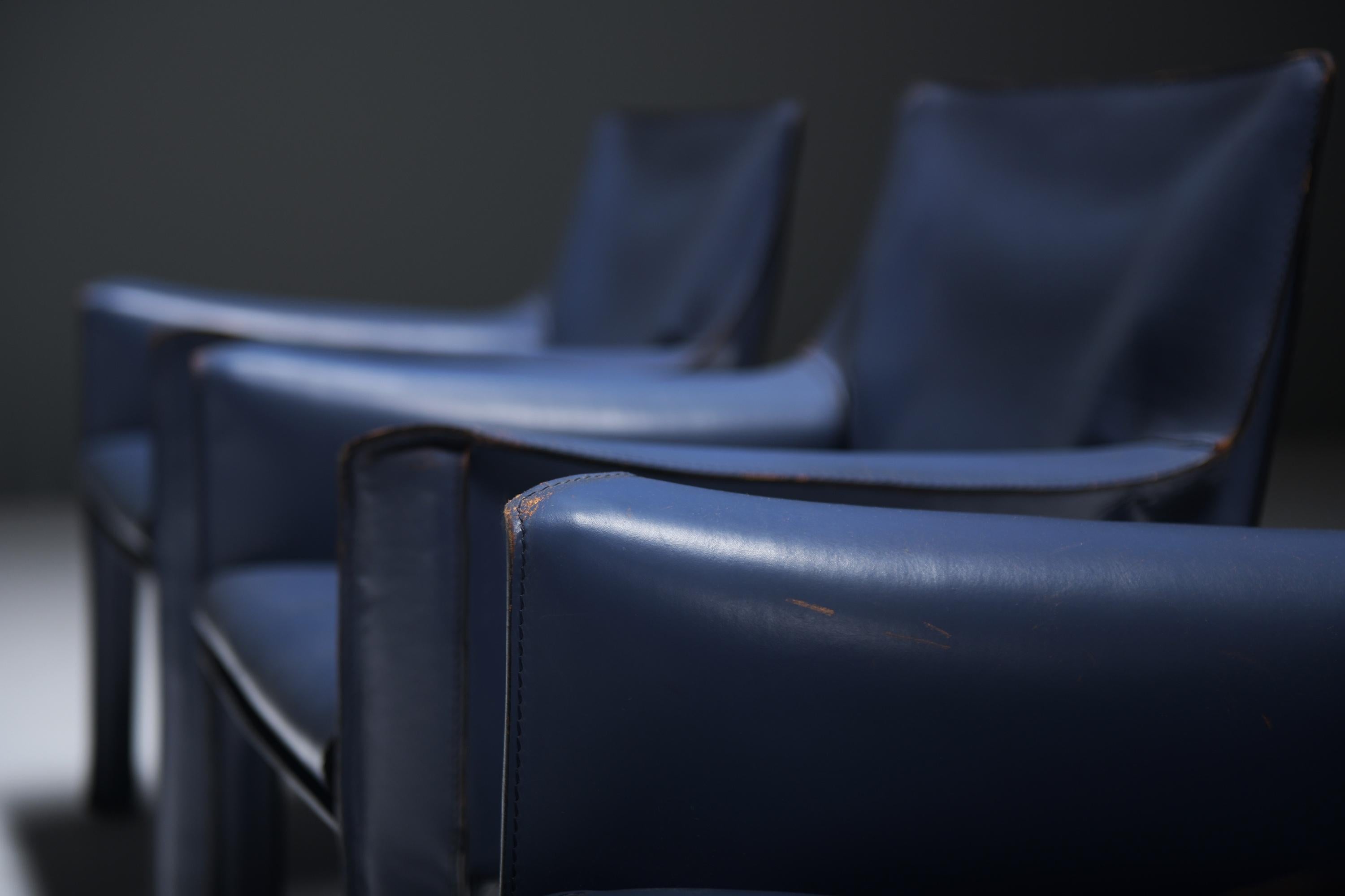 Leather Great set of Cab 414 dining chair in blue leather by Mario Bellini for Cassina For Sale