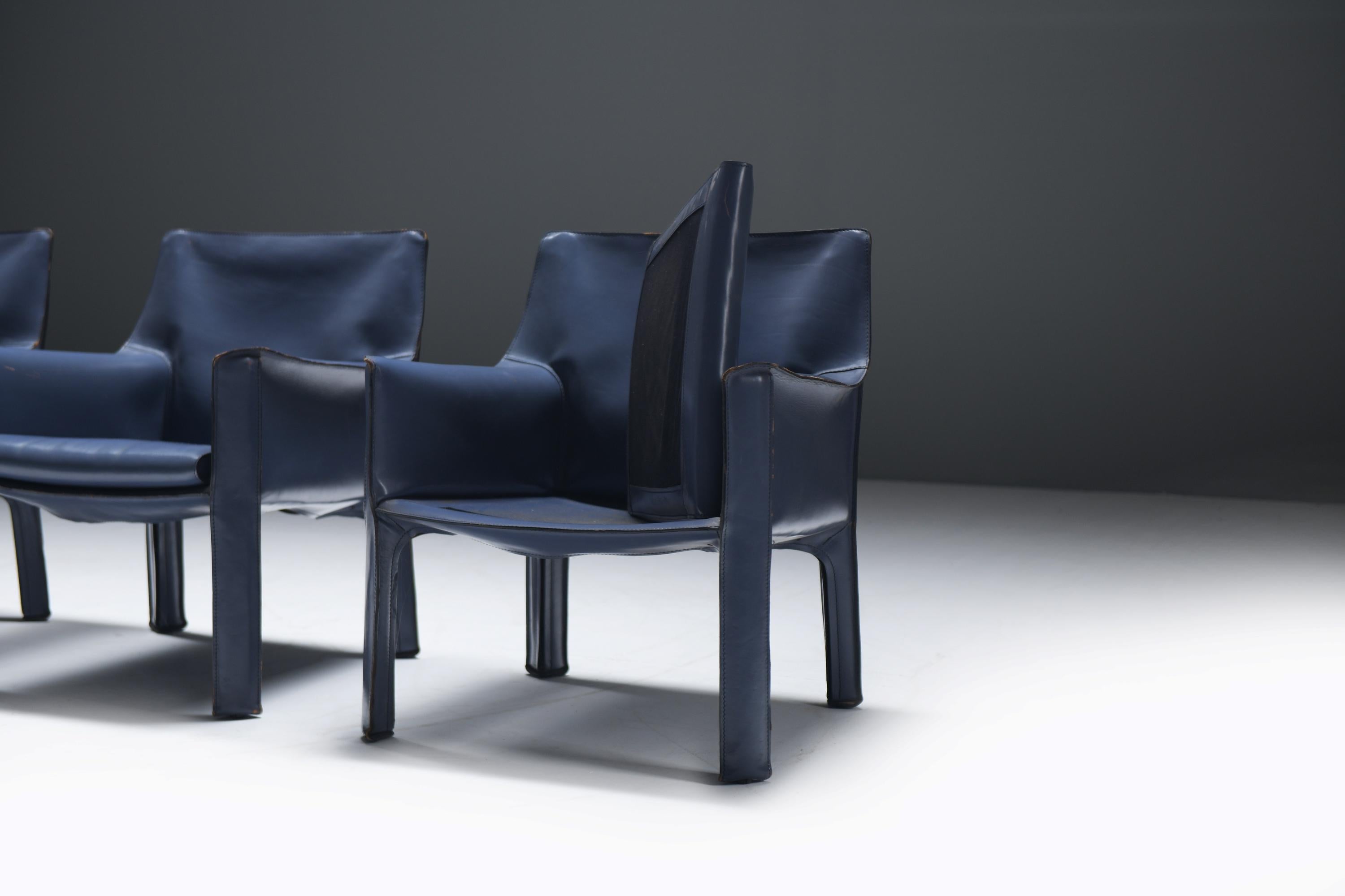 Great set of Cab 414 dining chair in blue leather by Mario Bellini for Cassina For Sale 1