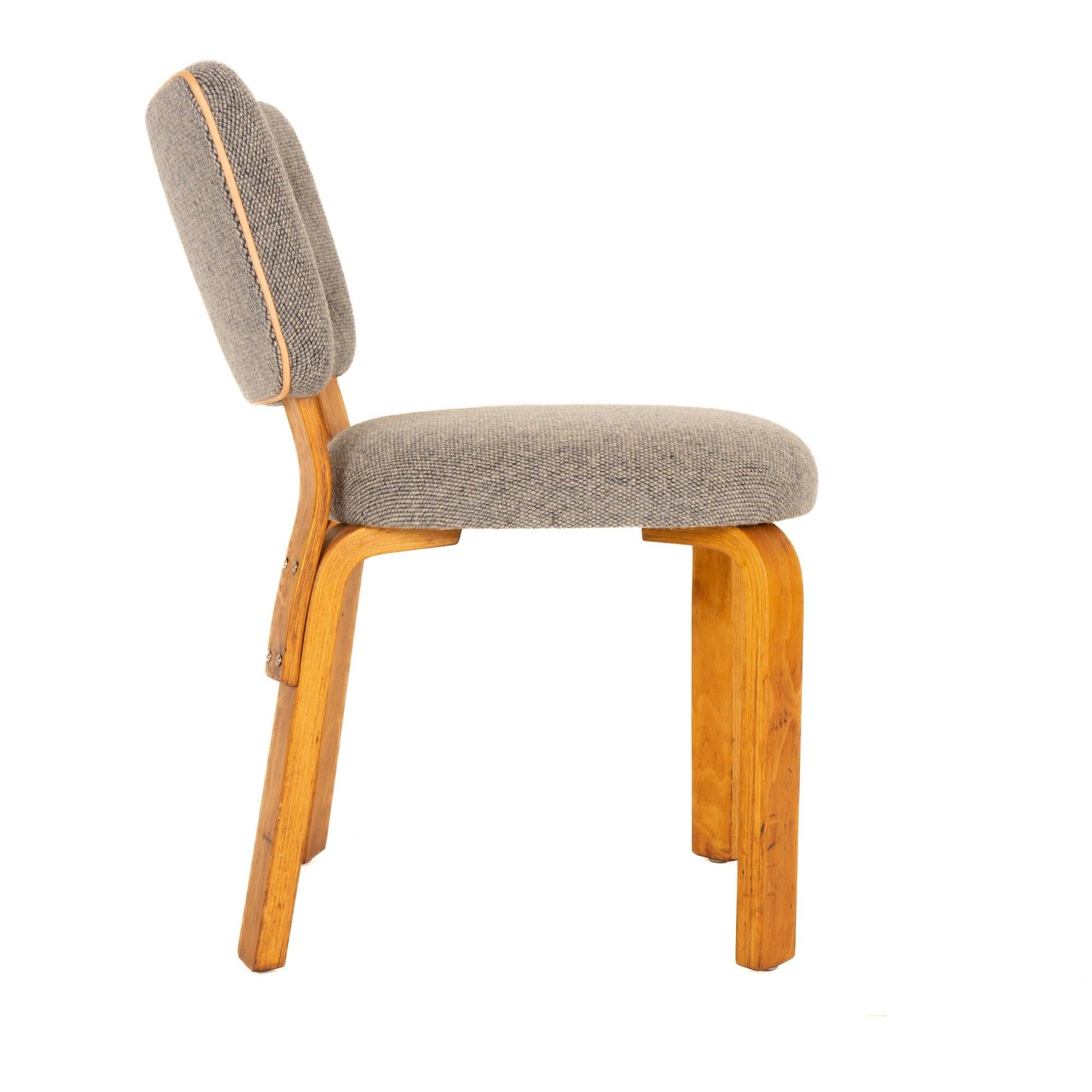 Ein seltener Satz von acht Aalto-Esszimmerstühlen, Modell Nr. 62. Dies ist ein Vintage-Set von einem hochwertigen Stuhl. Die Beine sind aus massiver, laminierter Birke gefertigt