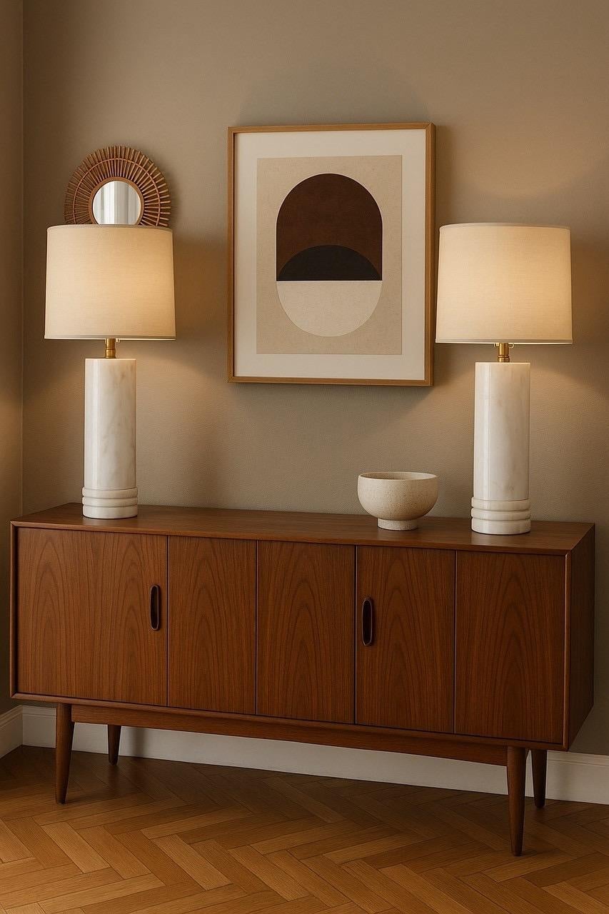 Disponible exclusivamente en 1stDibs: una refinada pieza de coleccionista de la edad de oro del diseño escandinavo.

Lleva la elegancia nórdica a tu casa con este raro par de lámparas de mesa de Bergboms, el renombrado fabricante sueco de