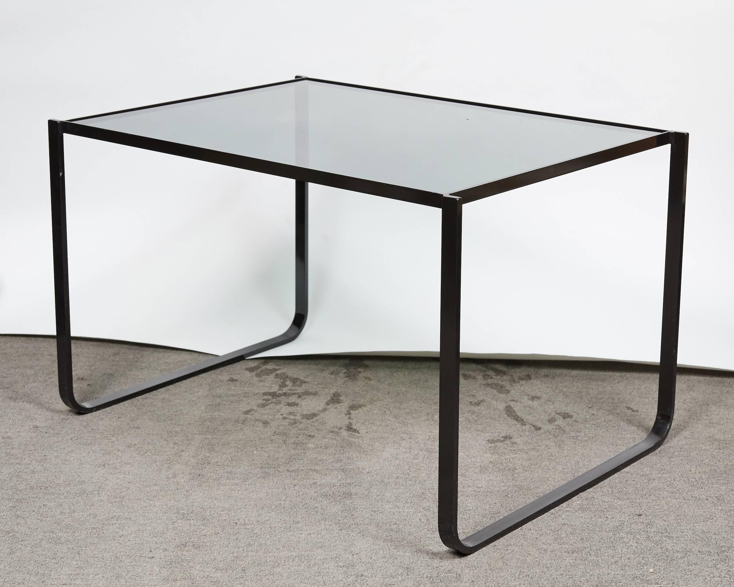 Great Set of Three Italian Modernist Enamel Steel Nesting Tables In Excellent Condition For Sale In Montreal, QC