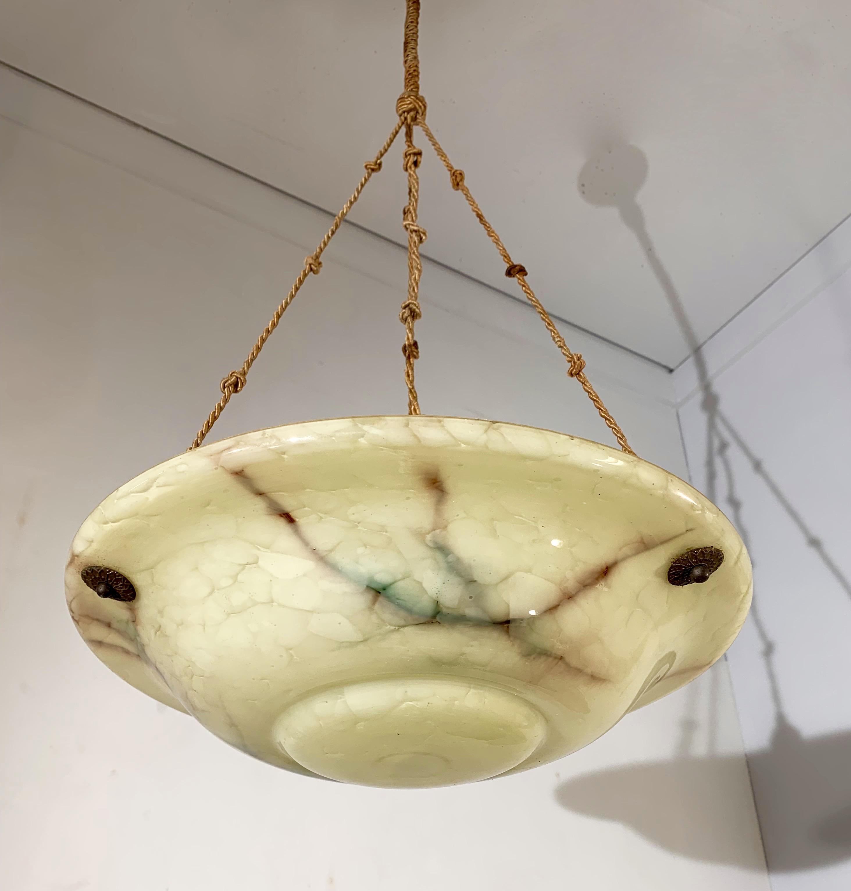 Ciondolo in vetro Art Déco con suggestivi motivi marmorei.

Se sei alla ricerca di un ciondolo elegante e di bella forma per abbellire l'ingresso, il pianerottolo, la cucina o magari la camera da letto, allora questo ciondolo Art Deco realizzato a
