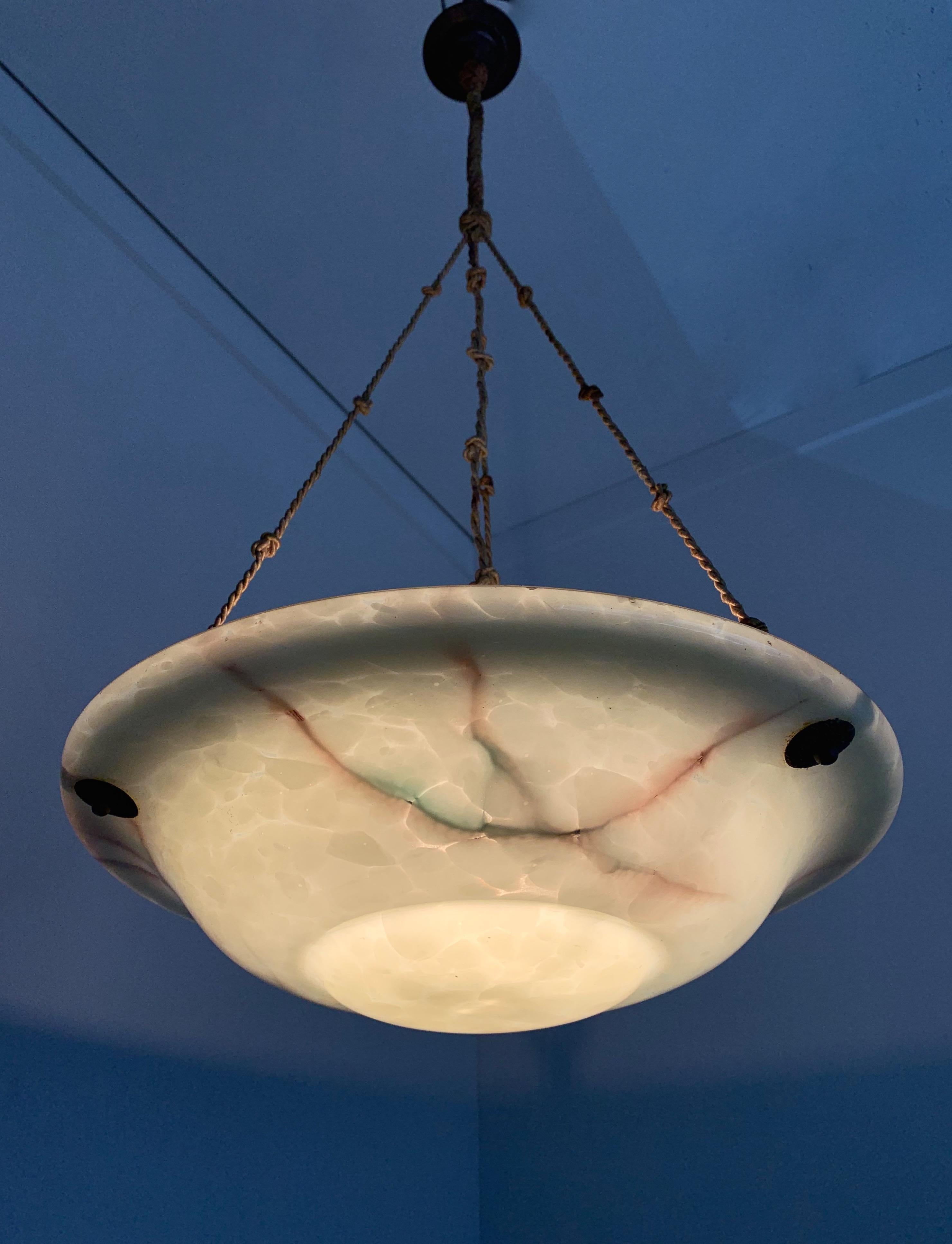 Art Déco Forma, dimensioni e colore fantastici, lampada a sospensione in vetro Art Deco del 1920 in vendita