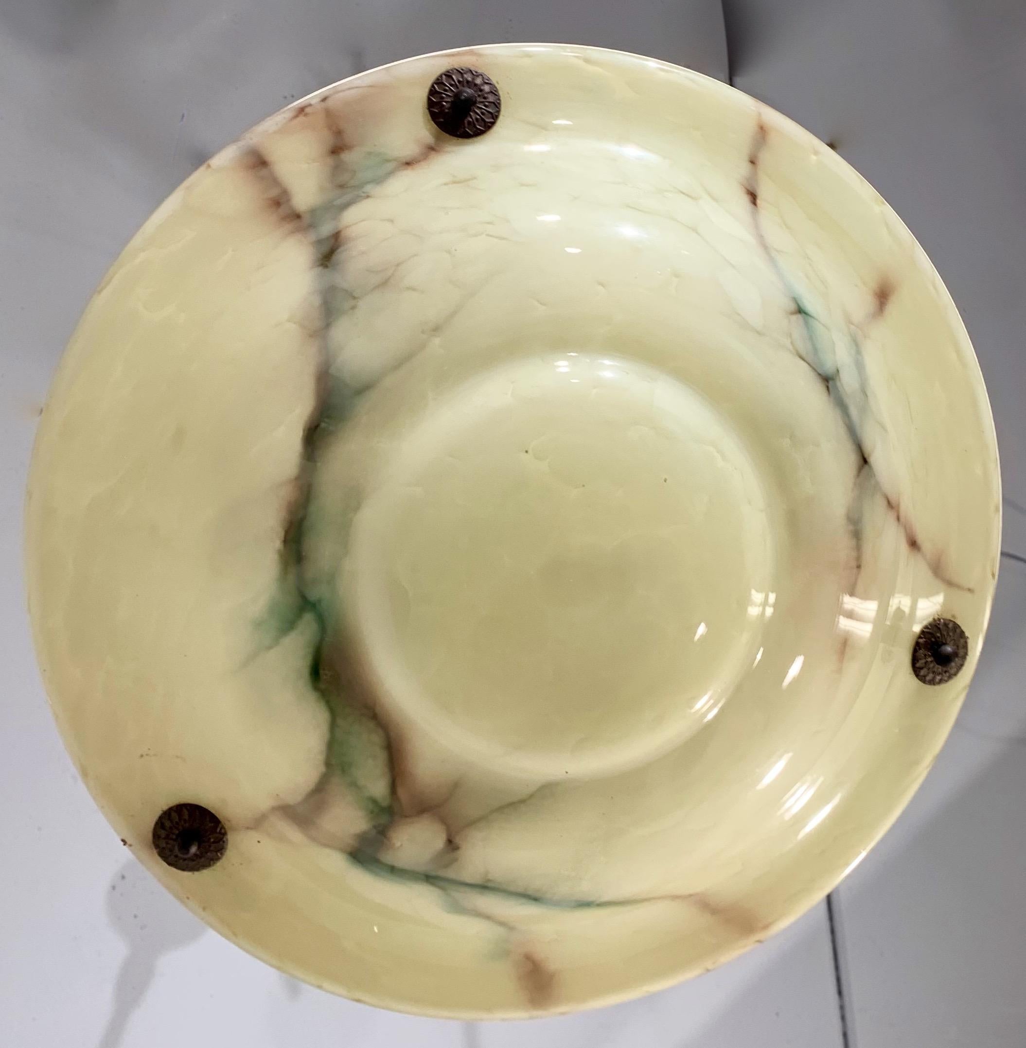 Europeo Forma, dimensioni e colore fantastici, lampada a sospensione in vetro Art Deco del 1920 in vendita