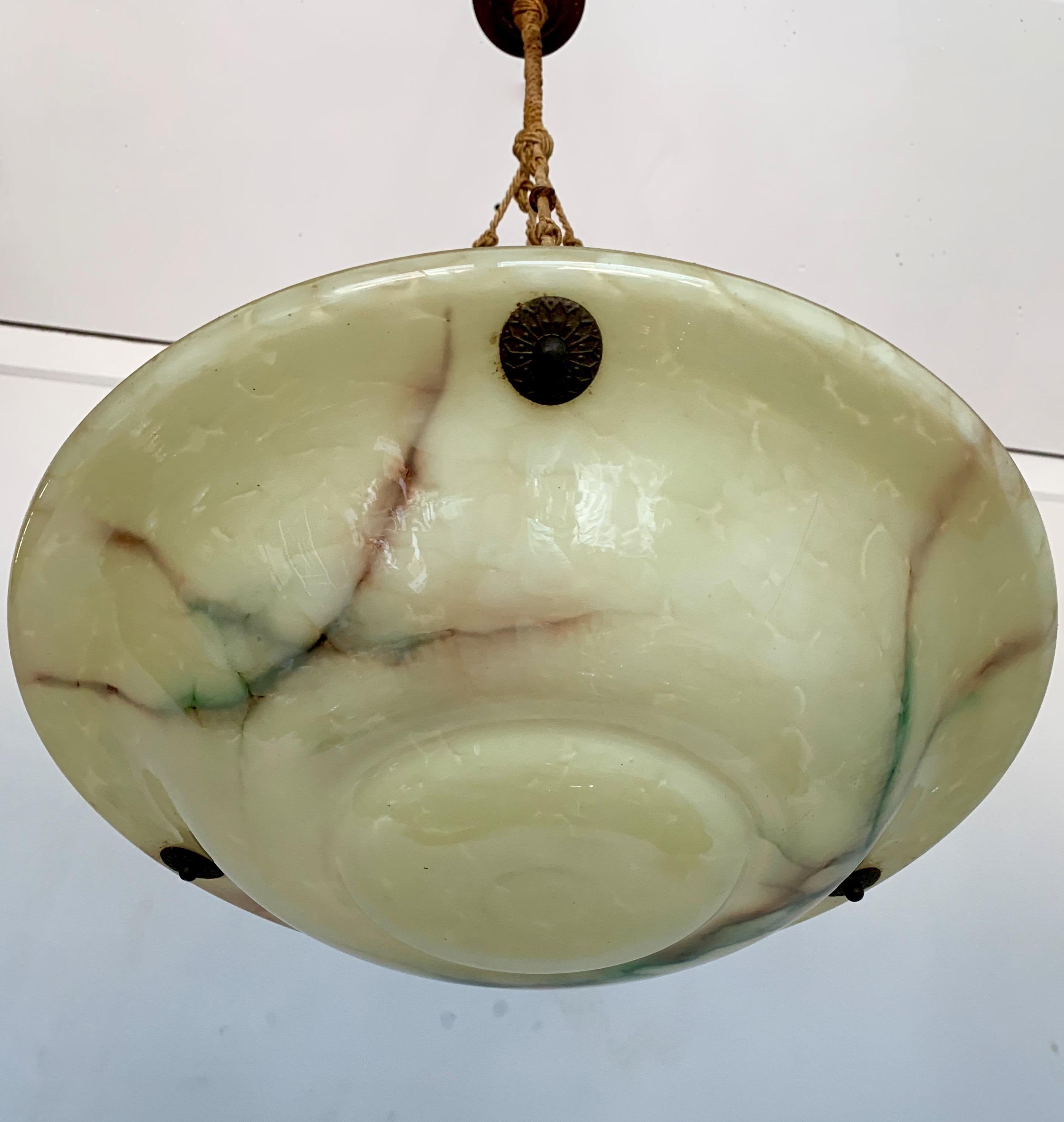 XX secolo Forma, dimensioni e colore fantastici, lampada a sospensione in vetro Art Deco del 1920 in vendita