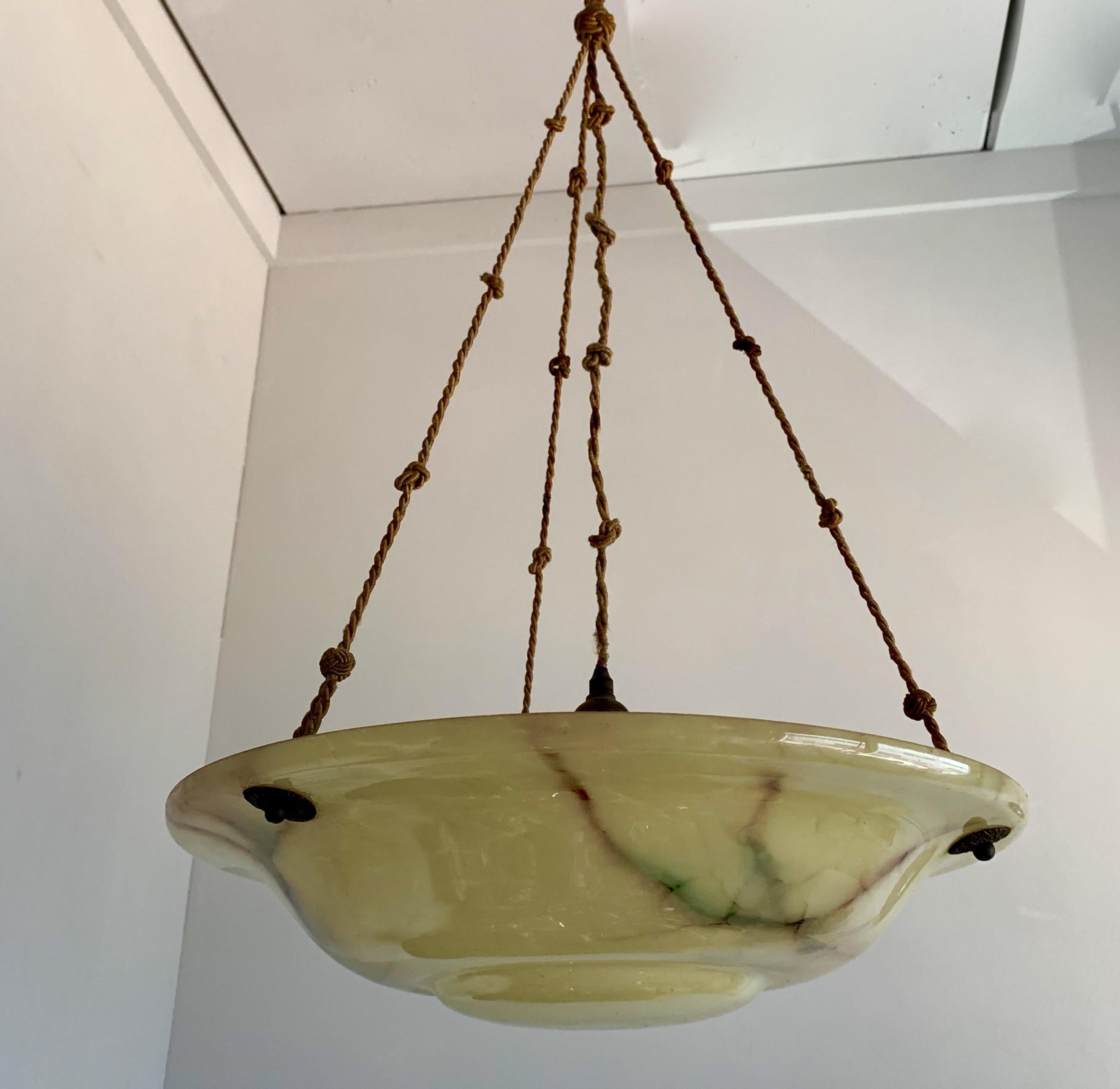 Ottone Forma, dimensioni e colore fantastici, lampada a sospensione in vetro Art Deco del 1920 in vendita