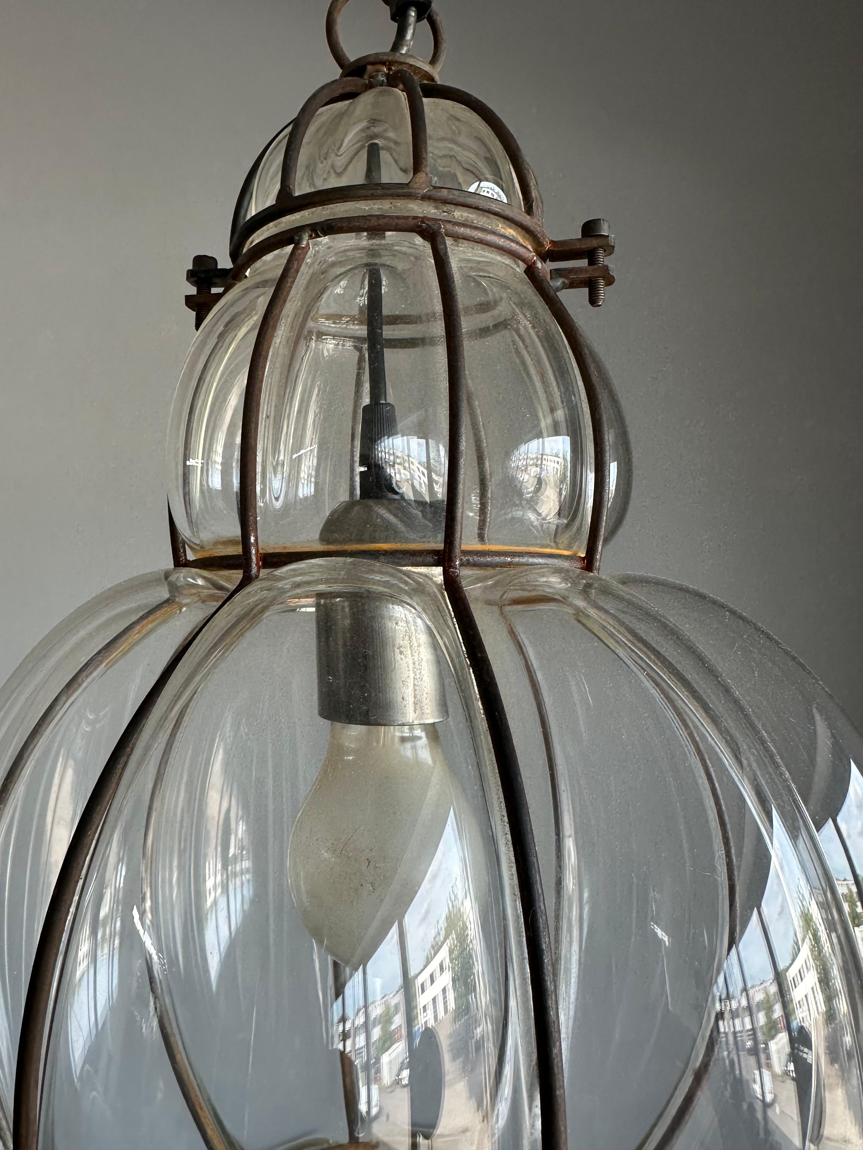 Lampe à suspension en verre vénitien soufflé à la bouche de grande forme avec cadre en métal noué à la main Excellent état - En vente à Lisse, NL