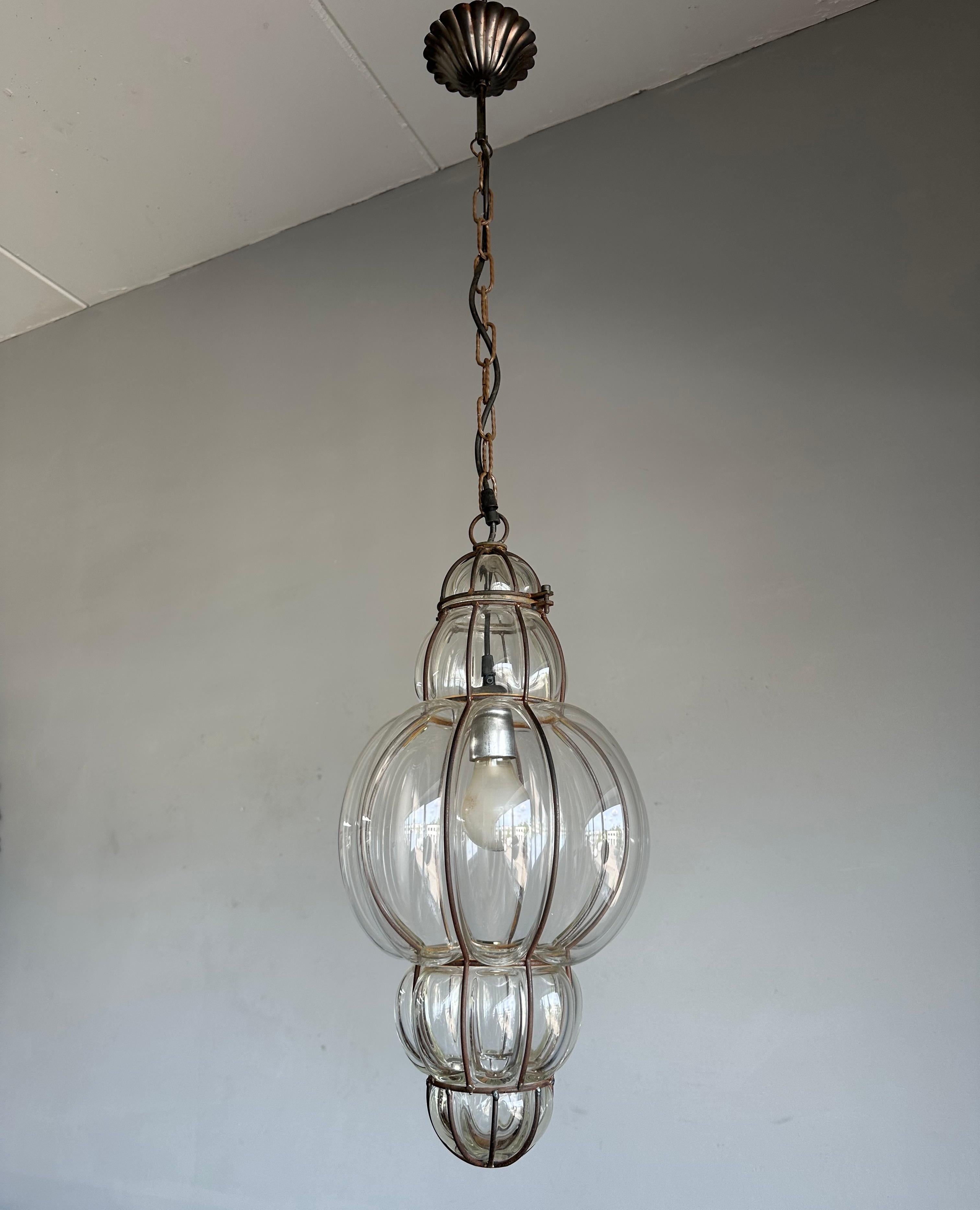 20ième siècle Lampe à suspension en verre vénitien soufflé à la bouche de grande forme avec cadre en métal noué à la main en vente