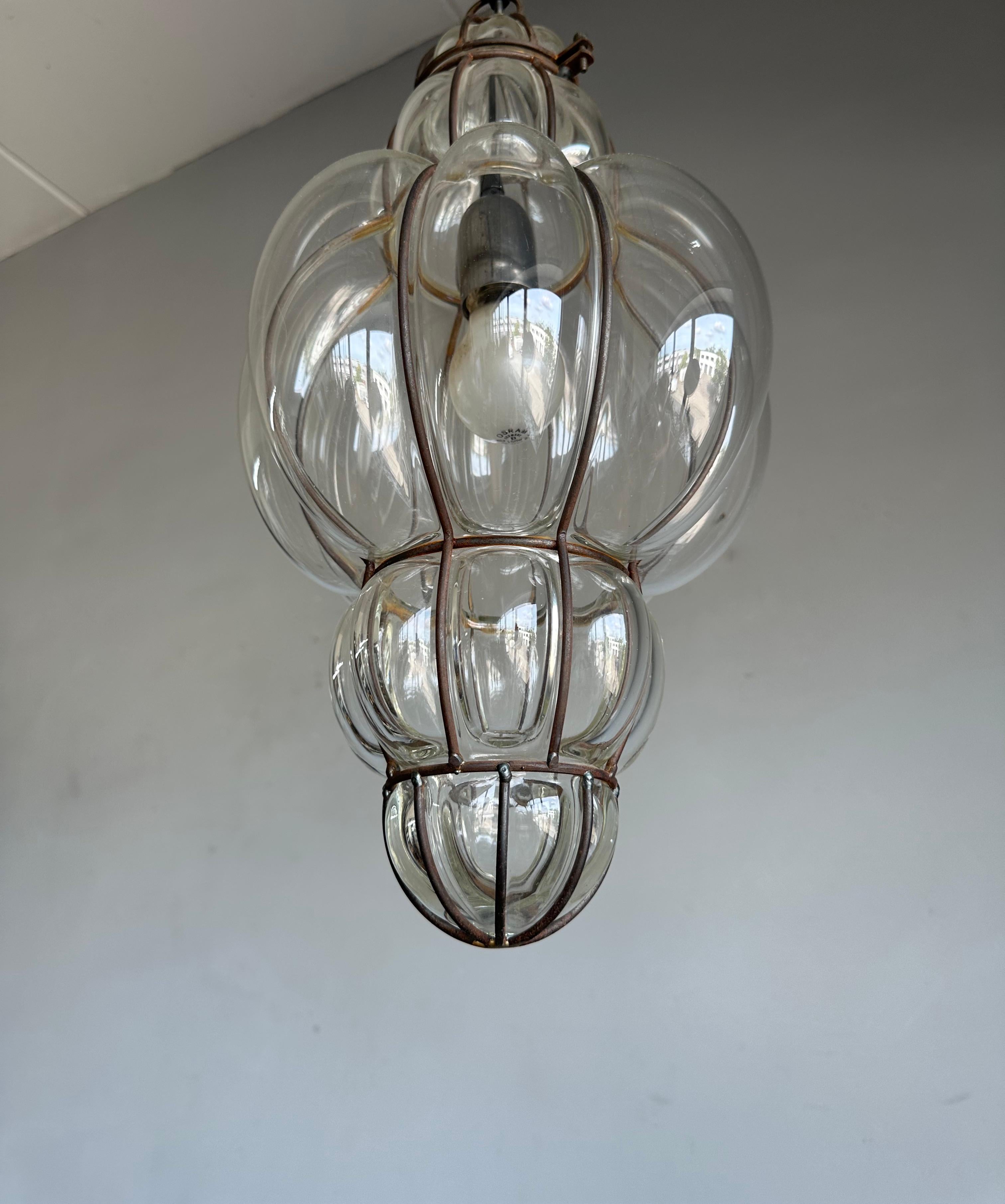 Verre brun Lampe à suspension en verre vénitien soufflé à la bouche de grande forme avec cadre en métal noué à la main en vente