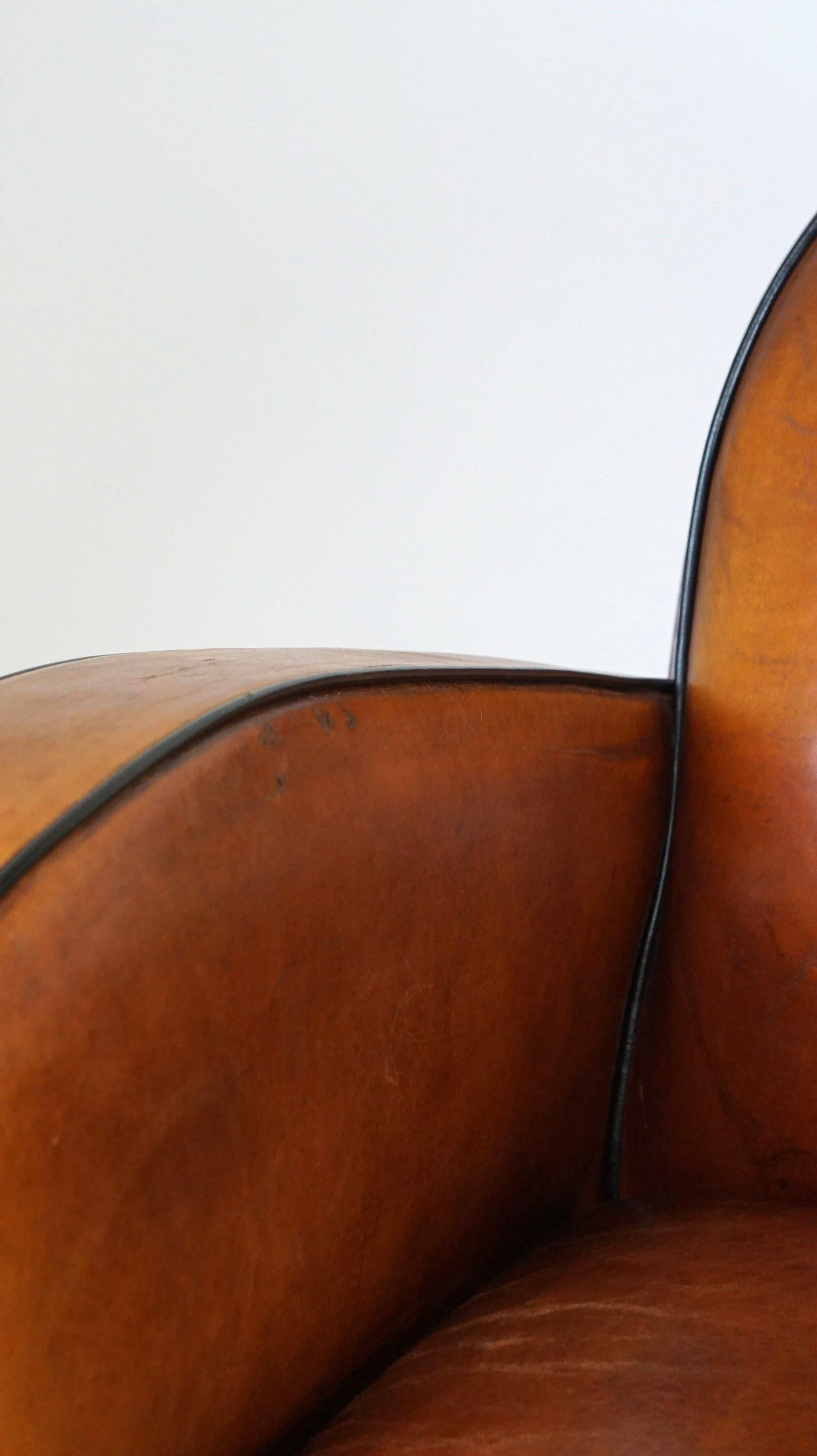Superbe fauteuil Art Déco en cuir de mouton au design unique en vente 4