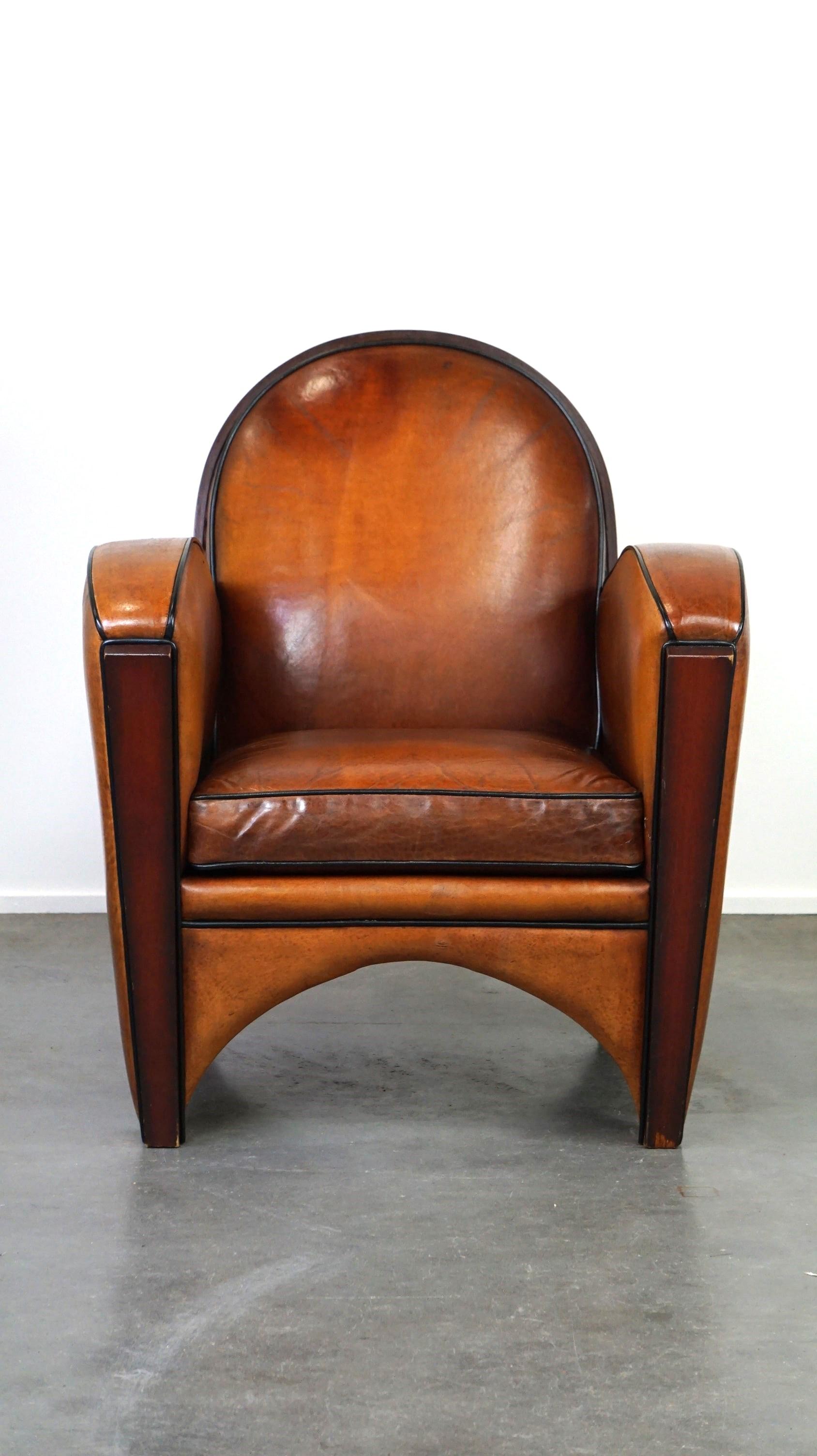 Offert : cet étonnant fauteuil Art déco en peau de mouton au design unique et aux choix de matériaux de premier ordre.

Cet étonnant et unique fauteuil design Art déco en peau de mouton attire tous les regards grâce à son design particulier et à ses