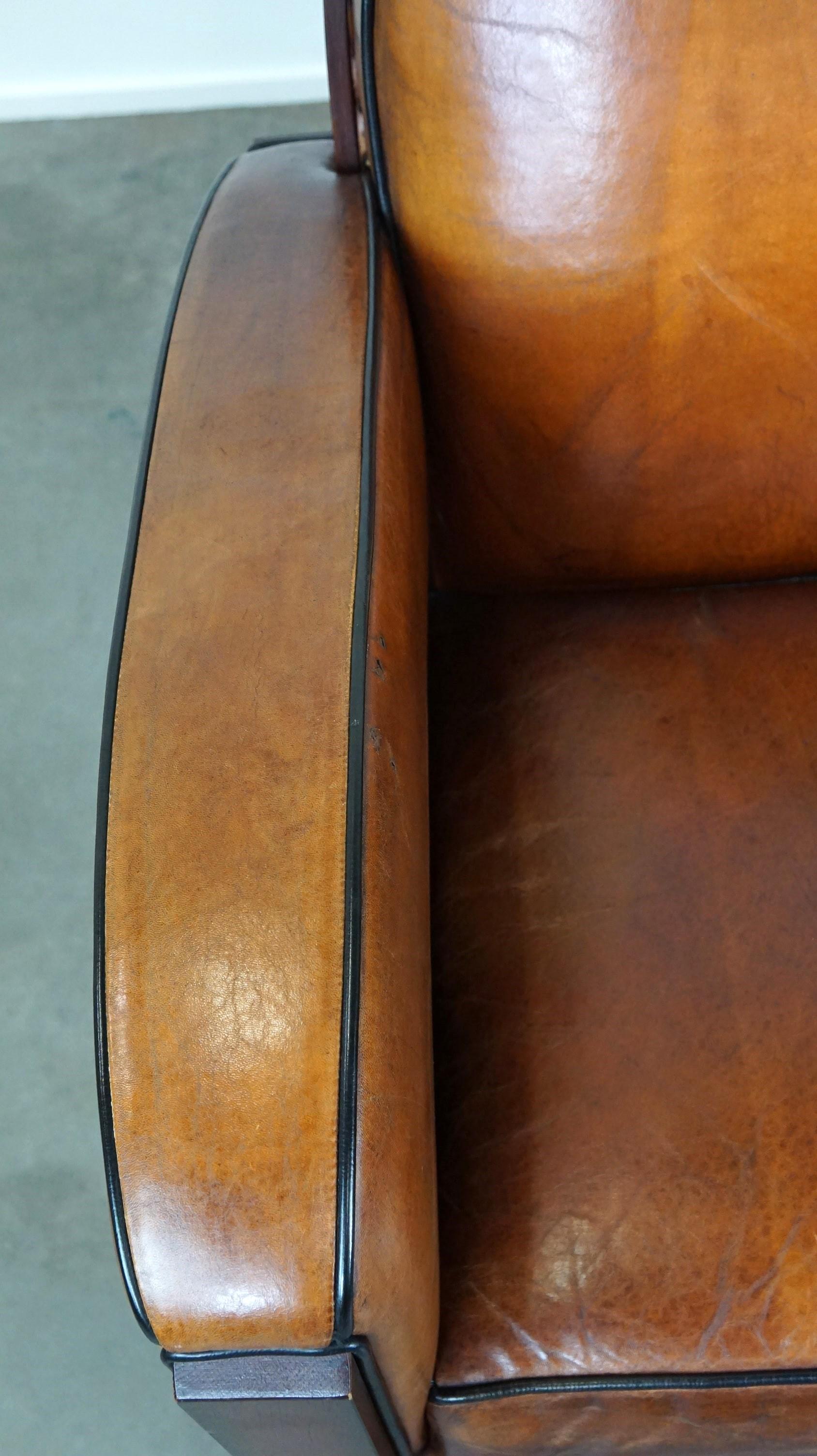 Cuir Superbe fauteuil Art Déco en cuir de mouton au design unique en vente