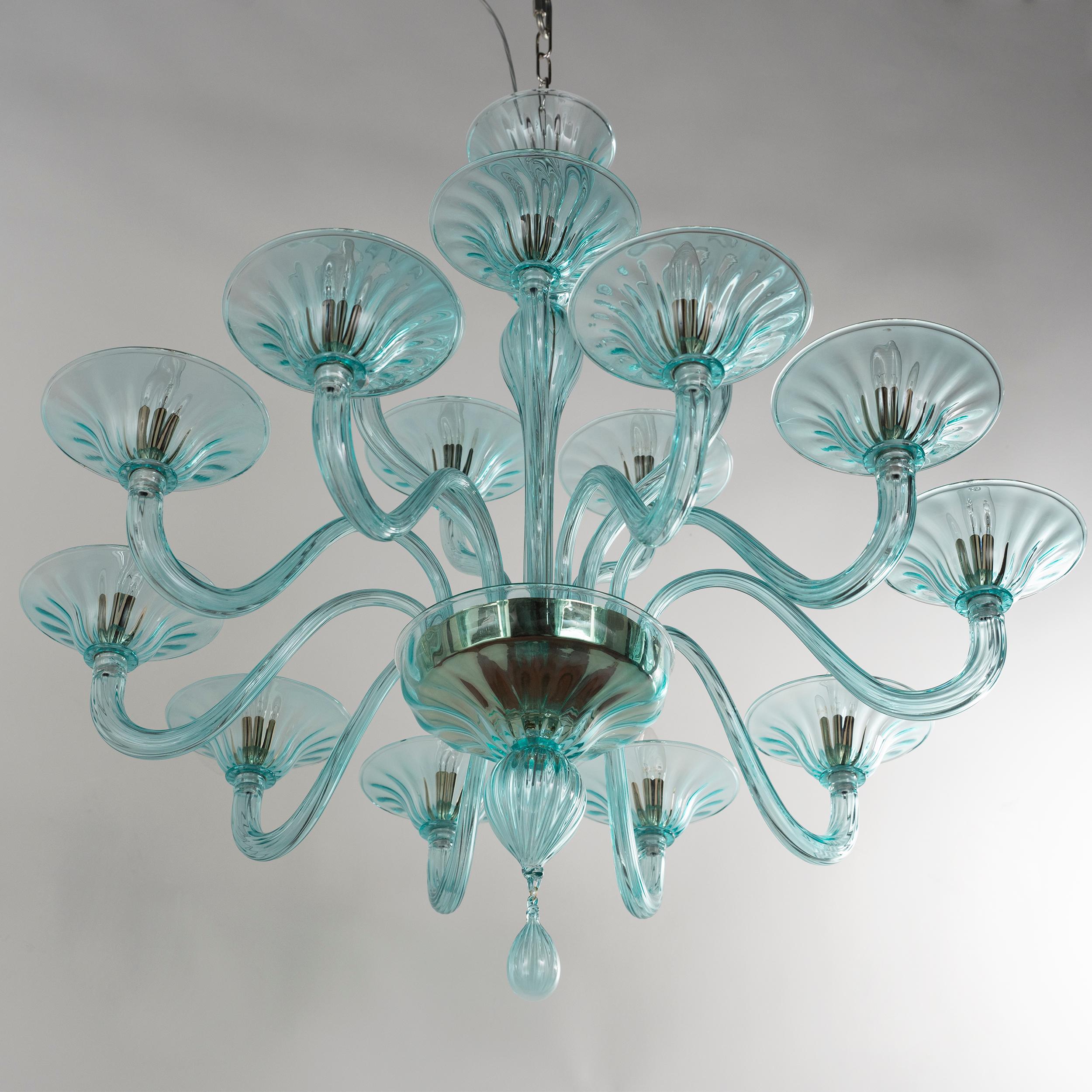Lampadario Simplicissimus 360, 10+5 luci, vetro artistico color acquamarina di Multiforme
Questa collezione in vetro di Murano è caratterizzata da una superba semplicità. È il risultato di una ricerca che si rifà ai lampadari classici di Murano per