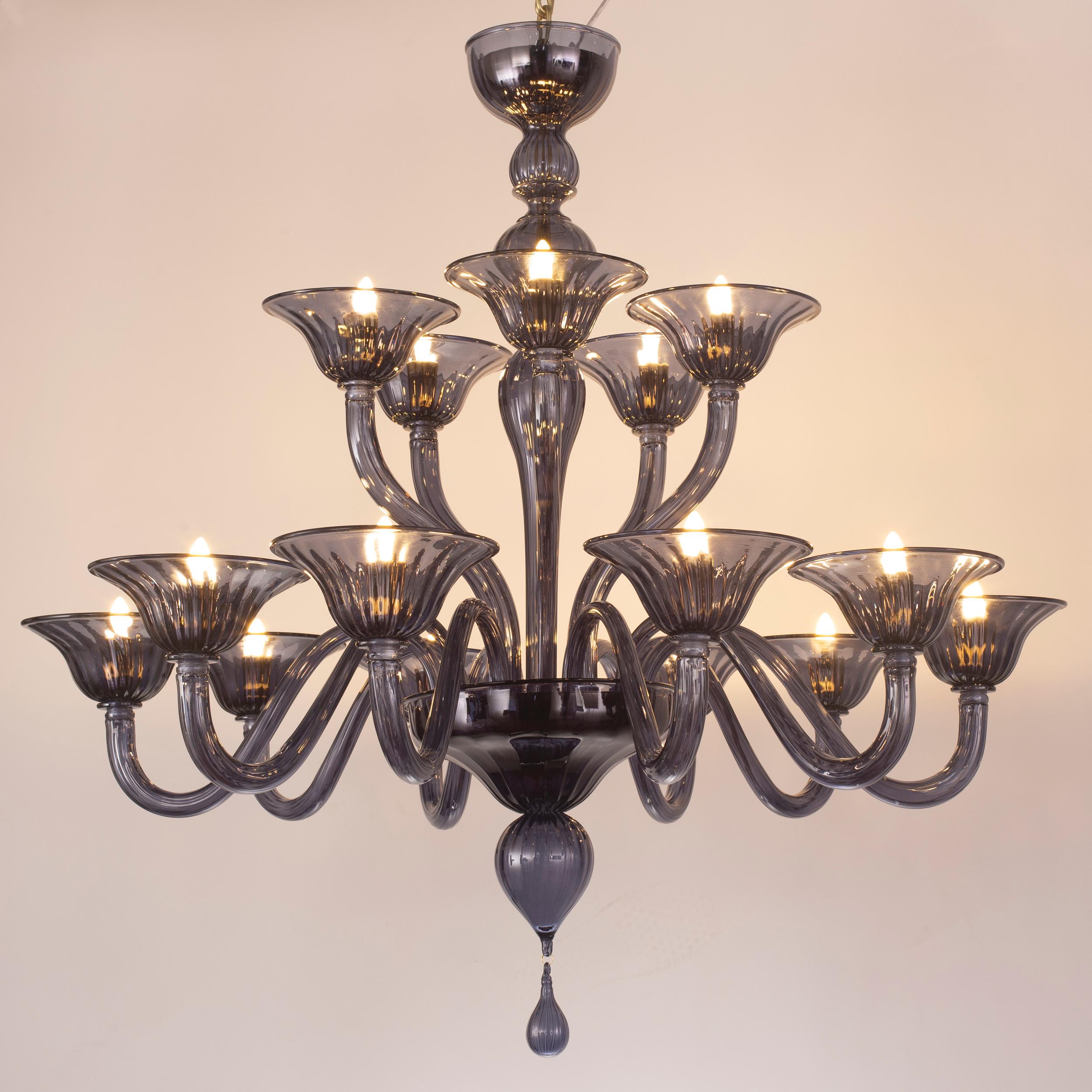 Lampadario Simplicissimus 360, 10+5 luci, vetro artistico blu ardesia di Multiforme
Questa collezione in vetro di Murano è caratterizzata da una superba semplicità. È il risultato di una ricerca che si rifà ai lampadari classici di Murano per