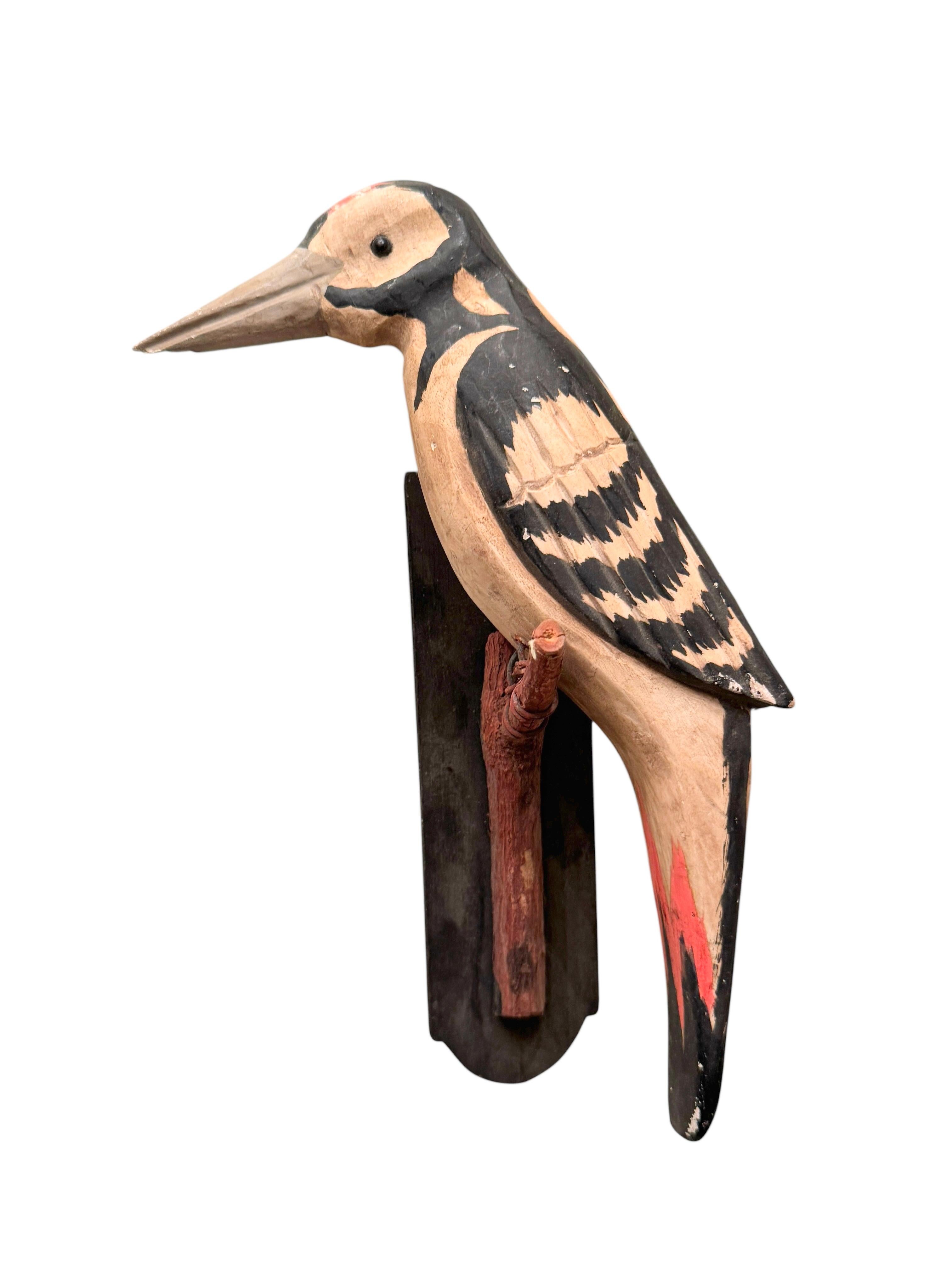Ein schöner österreichischer Vogel aus dem 19. bis 20. Jahrhundert, aus Holz geschnitzt und auf einem Ständer zum Aufhängen montiert. Die Tradition dieser in Österreich 