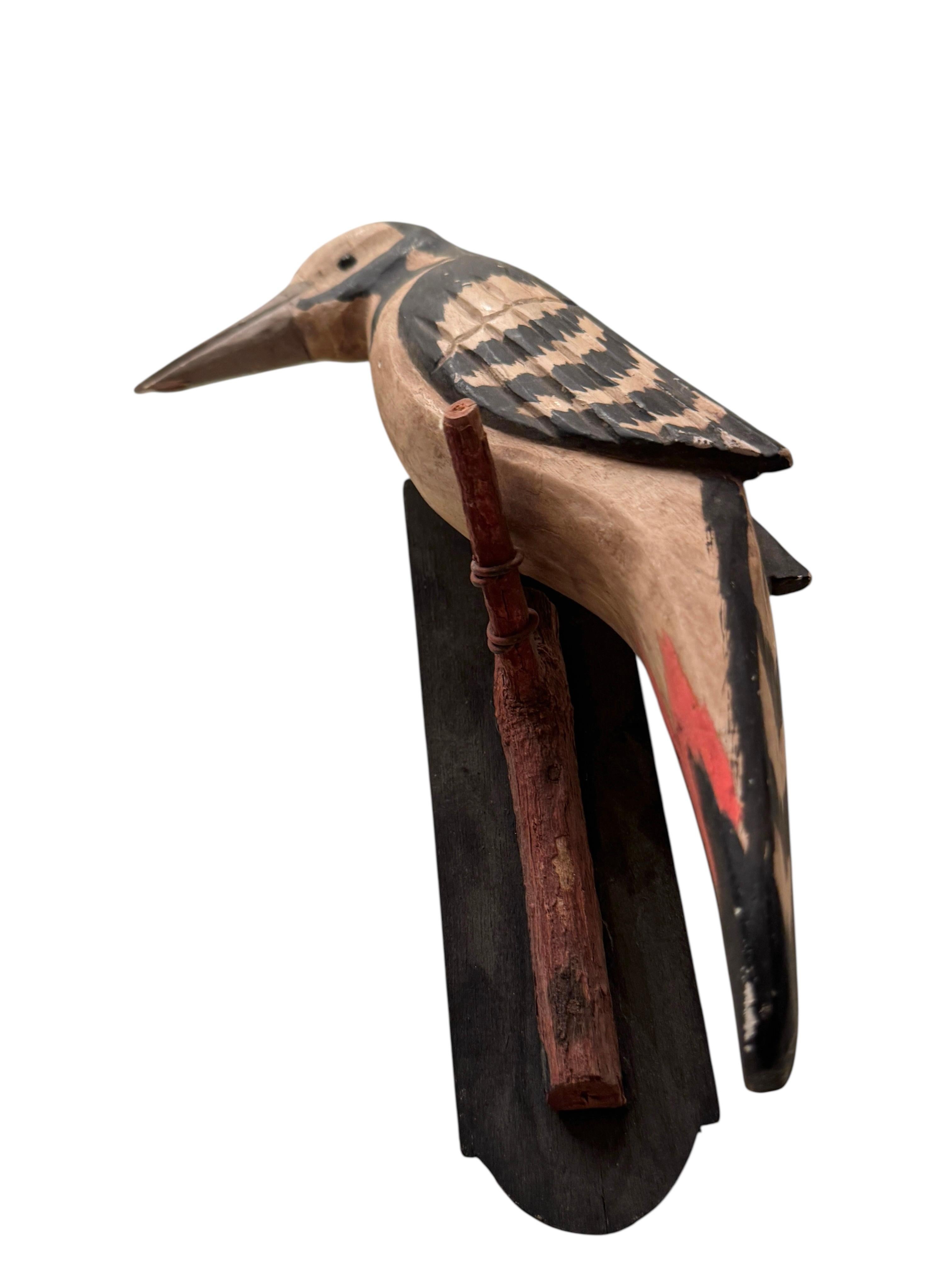Buntspecht Viechtauer geschnitzt Wood Bird Volkskunst Black Forest 1900s im Zustand „Gut“ im Angebot in Nuernberg, DE