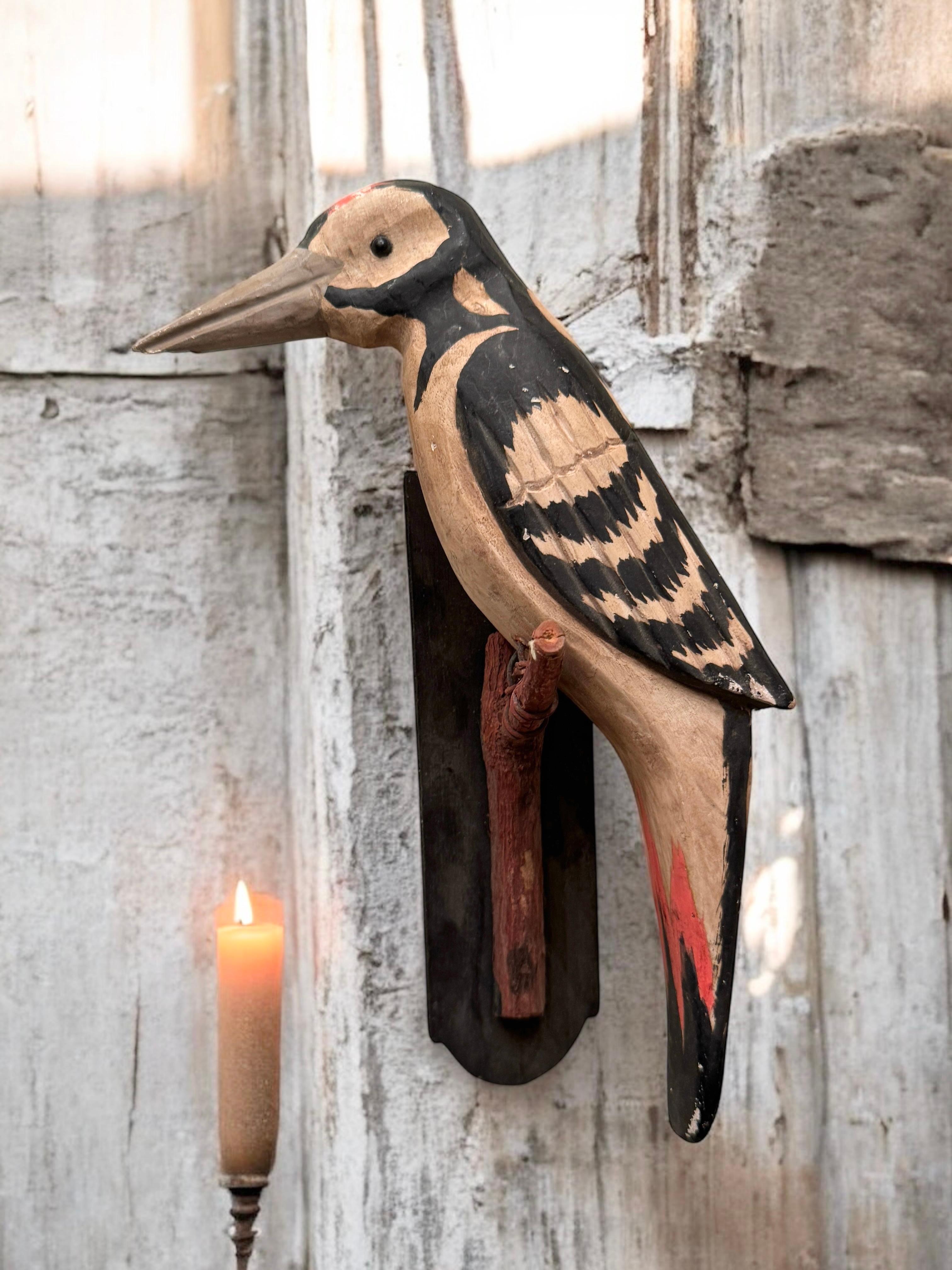 Buntspecht Viechtauer geschnitzt Wood Bird Volkskunst Black Forest 1900s (Holz) im Angebot