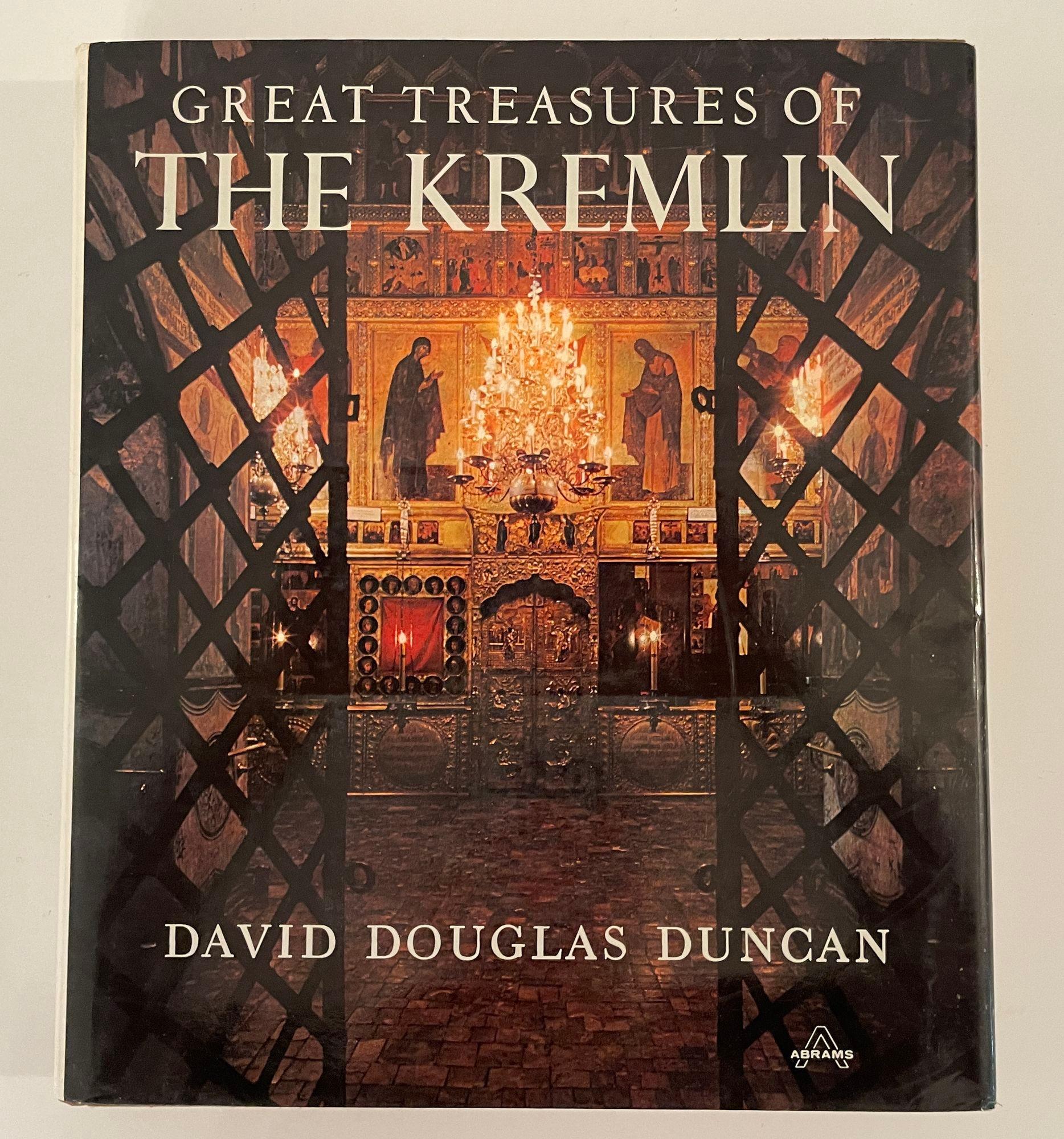 Les grands trésors du Kremlin par David Douglas Duncan Publié par ABRAMS 1967.
Duncan a rédigé le texte et les légendes documentaires des 108 planches en couleur de son livre, entremêlant légendes, anecdotes et détails fascinants pour créer un