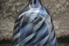 Great Vase Airbrush Colored Strips Italienisches Design 1980 Dreieckige grau-weiße Vase