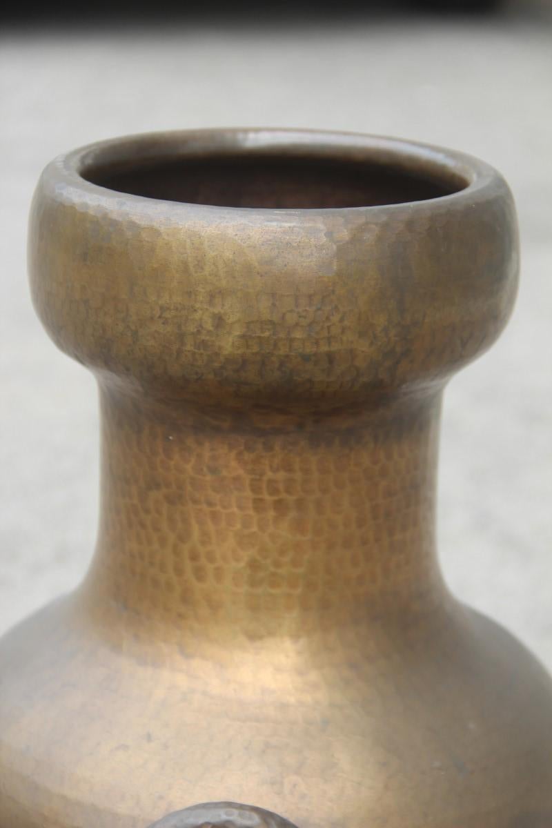 Great Vase Brass Italian Midcentury Design Totally Hand-Hammered, 1950s For Sale 5