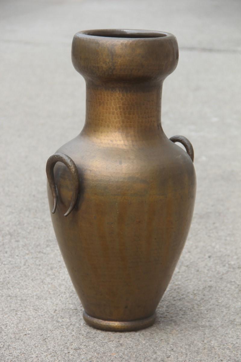 Grande vaso in ottone di design italiano del Medioevo totalmente martellato a mano, anni '50 5