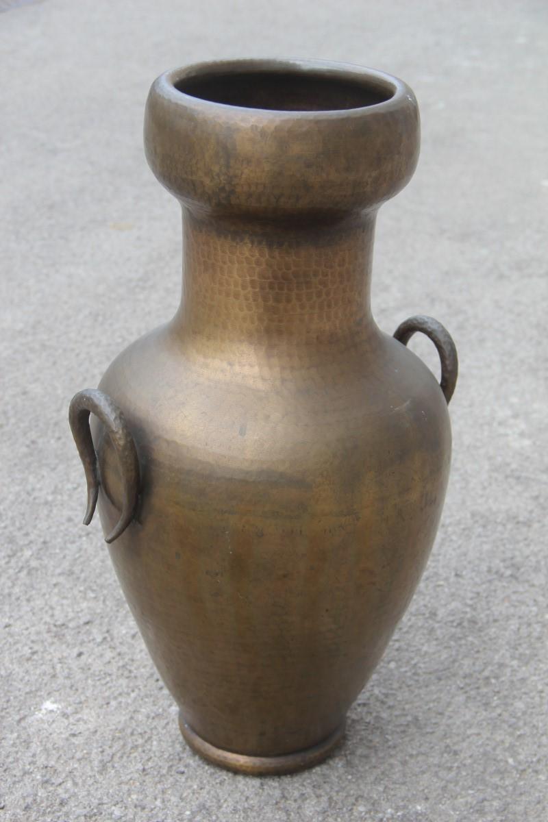 Grande vaso in ottone di design italiano di metà secolo totalmente martellato a mano, anni '50.