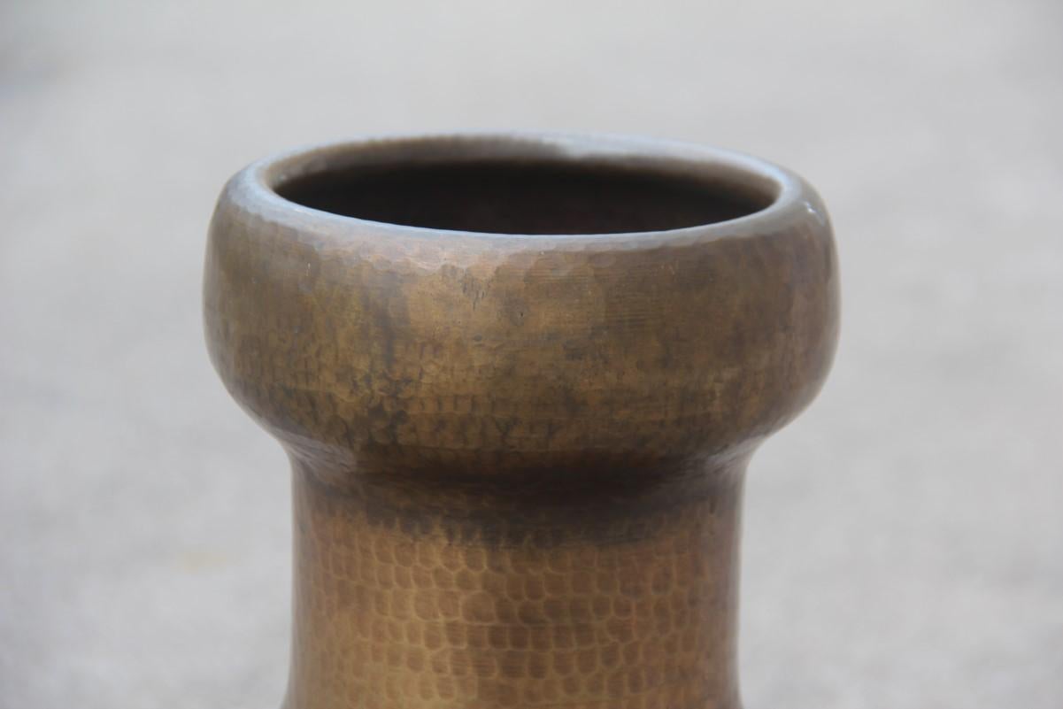 Mid-Century moderno Grande vaso in ottone di design italiano del Medioevo totalmente martellato a mano, anni '50