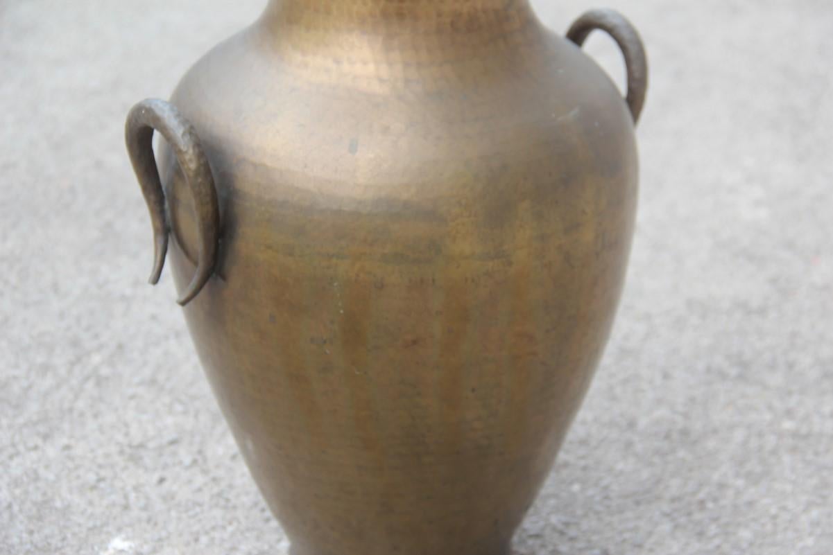 Superbe vase en laiton de conception italienne du milieu du siècle dernier, entièrement martelé à la main, années 1950 Bon état - En vente à Palermo, Sicily