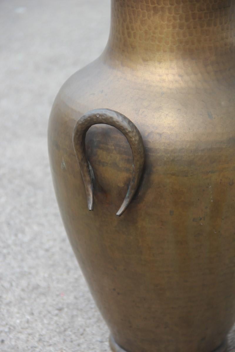 Laiton Superbe vase en laiton de conception italienne du milieu du siècle dernier, entièrement martelé à la main, années 1950 en vente