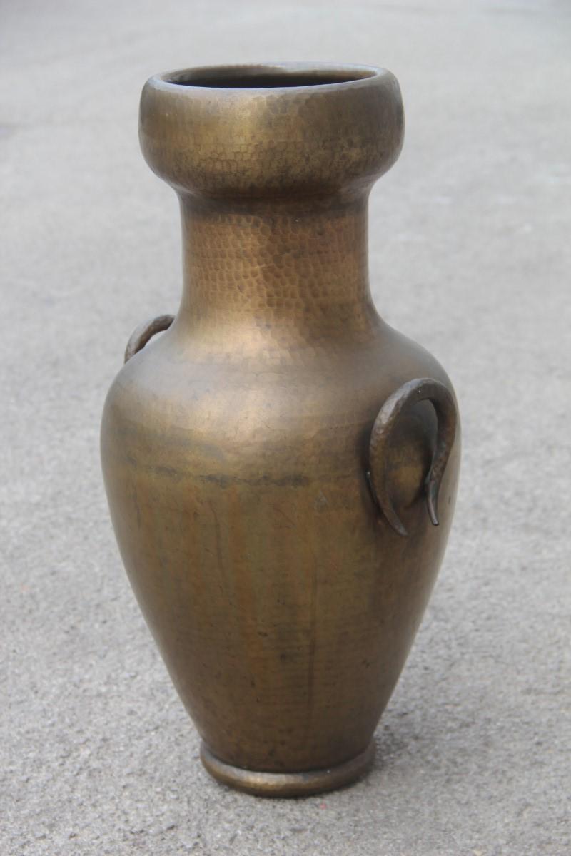 Superbe vase en laiton de conception italienne du milieu du siècle dernier, entièrement martelé à la main, années 1950 en vente 1