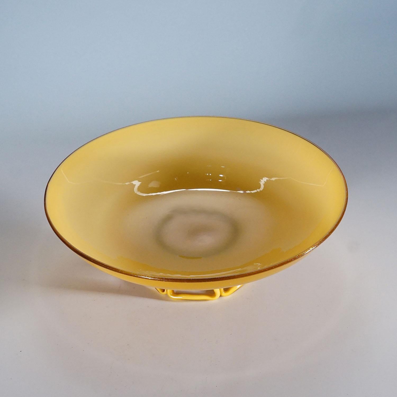 Gran Plato de Vidrio Vetro Incamiciato Murano Años 30

Plato de vidrio artístico 
