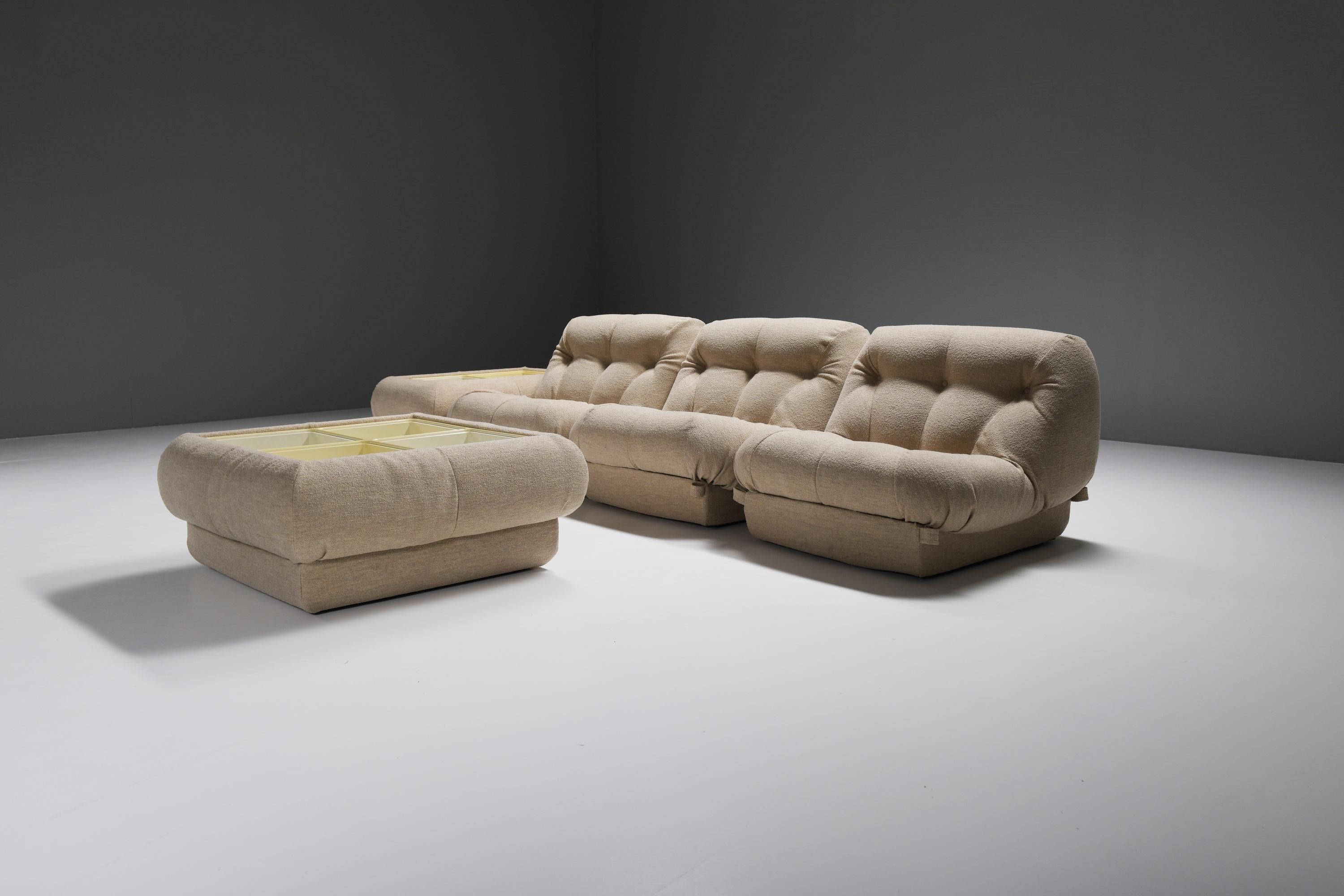 Hübsches Set aus passenden Nuvolone-Stühlen und Couchtischen in einem neuen Bouclé-Stoff.
Dieses modulare Sofa wurde von Rino Maturi für MiMo Padova Italien entworfen - 1970er Jahre

Interne Struktur aus Polyurethanschaum.
Das Design ist von den