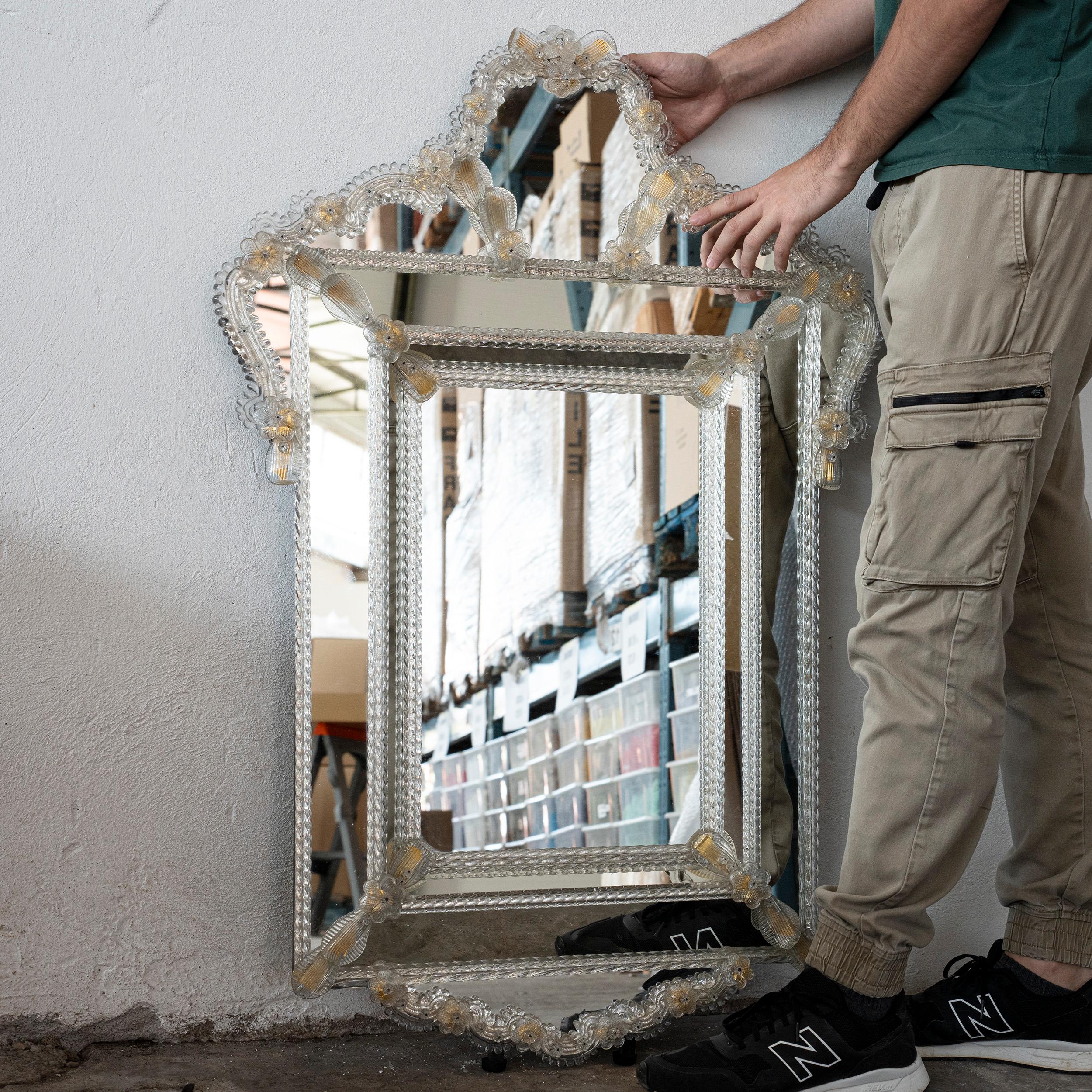 italien Miroir vénitien Great Wall en verre de Murano, transparent et détails de fleurs dorées en vente