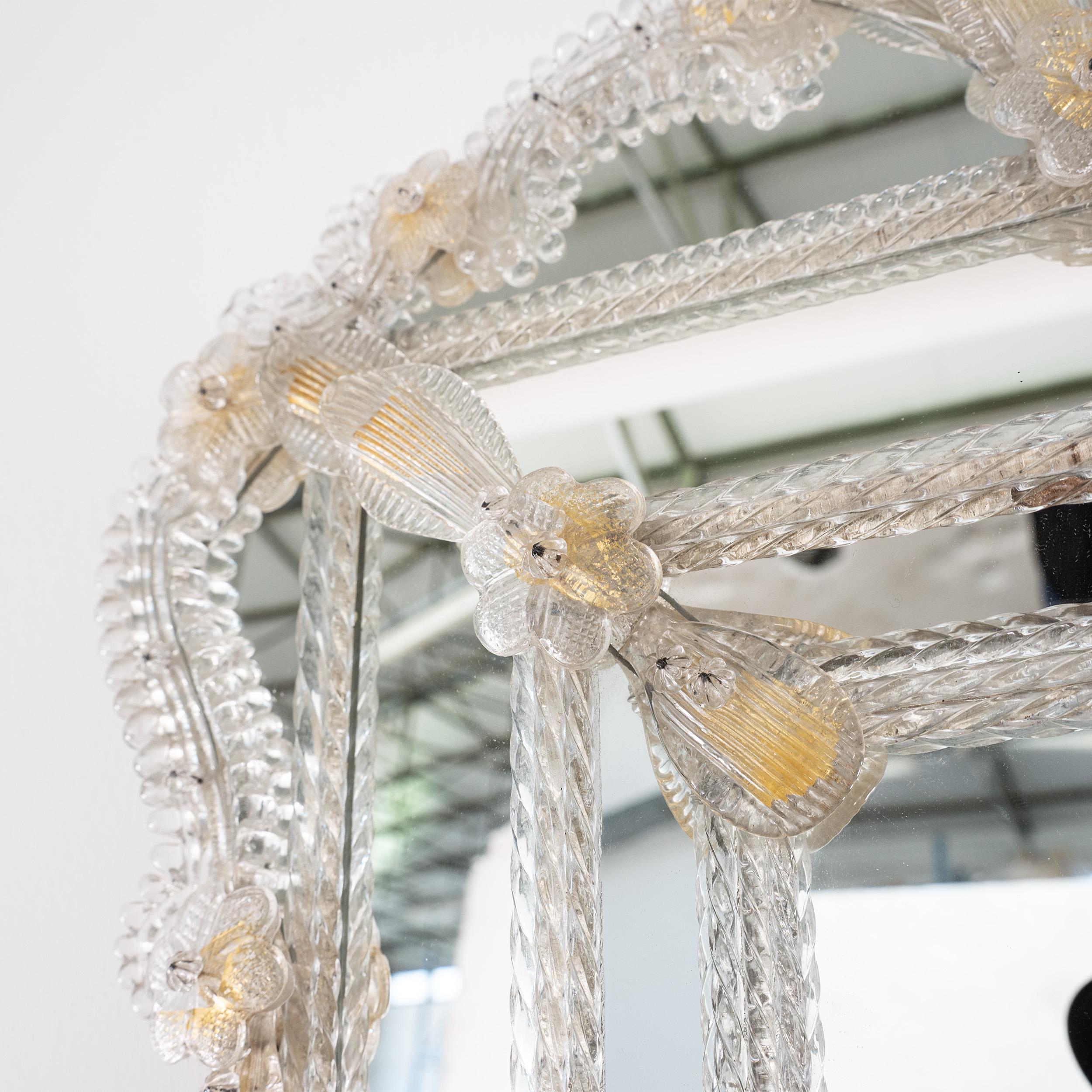 Miroir vénitien Great Wall en verre de Murano, transparent et détails de fleurs dorées Excellent état - En vente à Venezia, IT