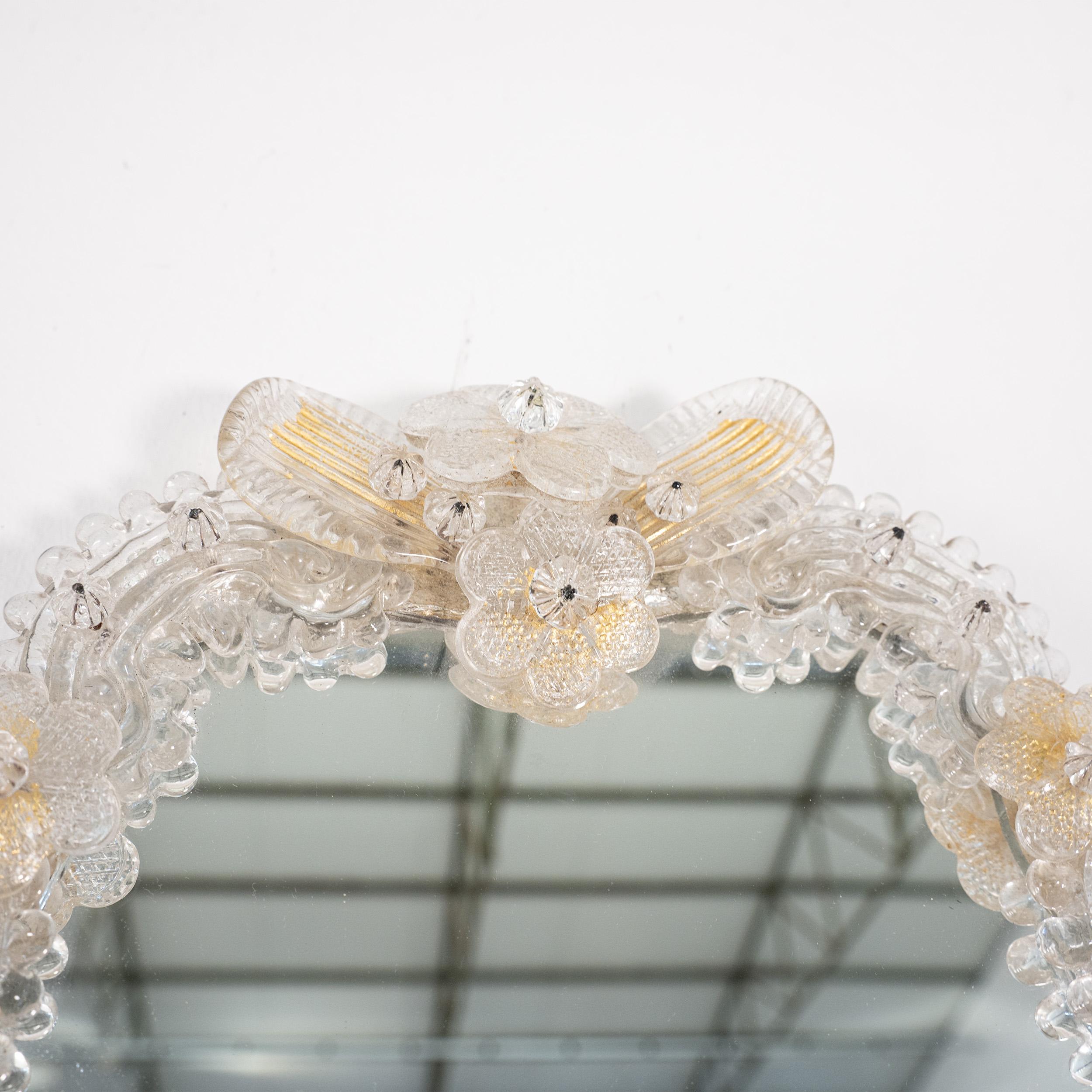 20ième siècle Miroir vénitien Great Wall en verre de Murano, transparent et détails de fleurs dorées en vente