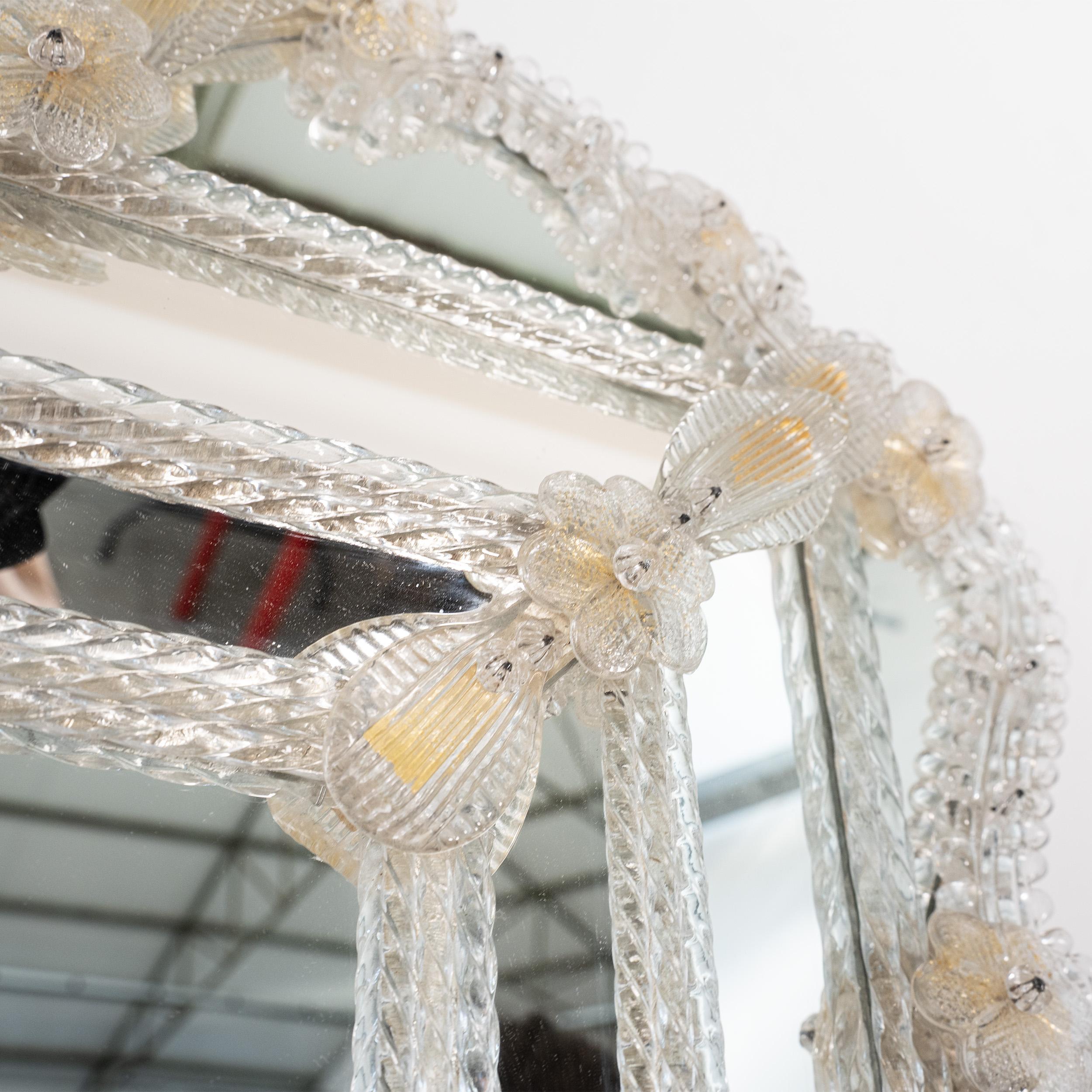 Verre Miroir vénitien Great Wall en verre de Murano, transparent et détails de fleurs dorées en vente