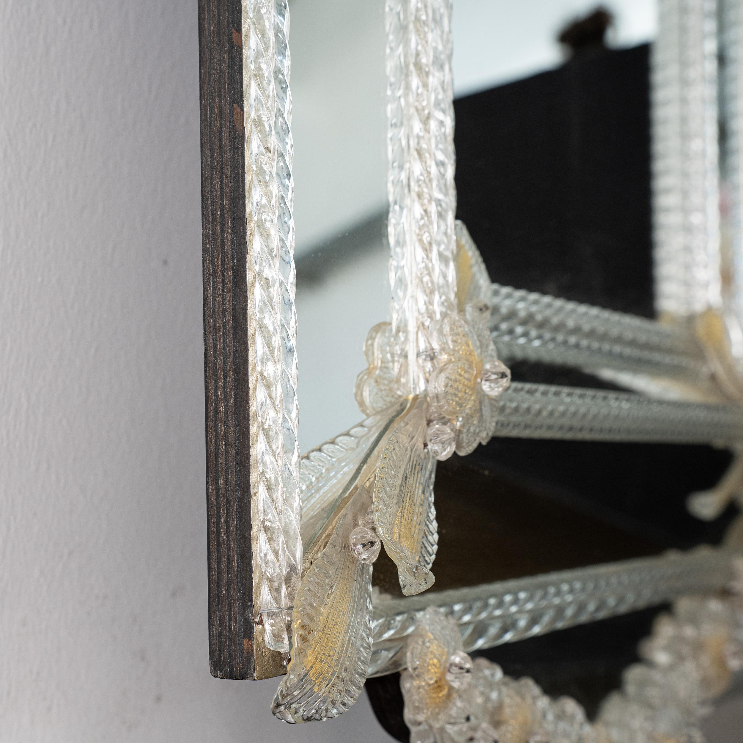 Miroir vénitien Great Wall en verre de Murano, transparent et détails de fleurs dorées en vente 1
