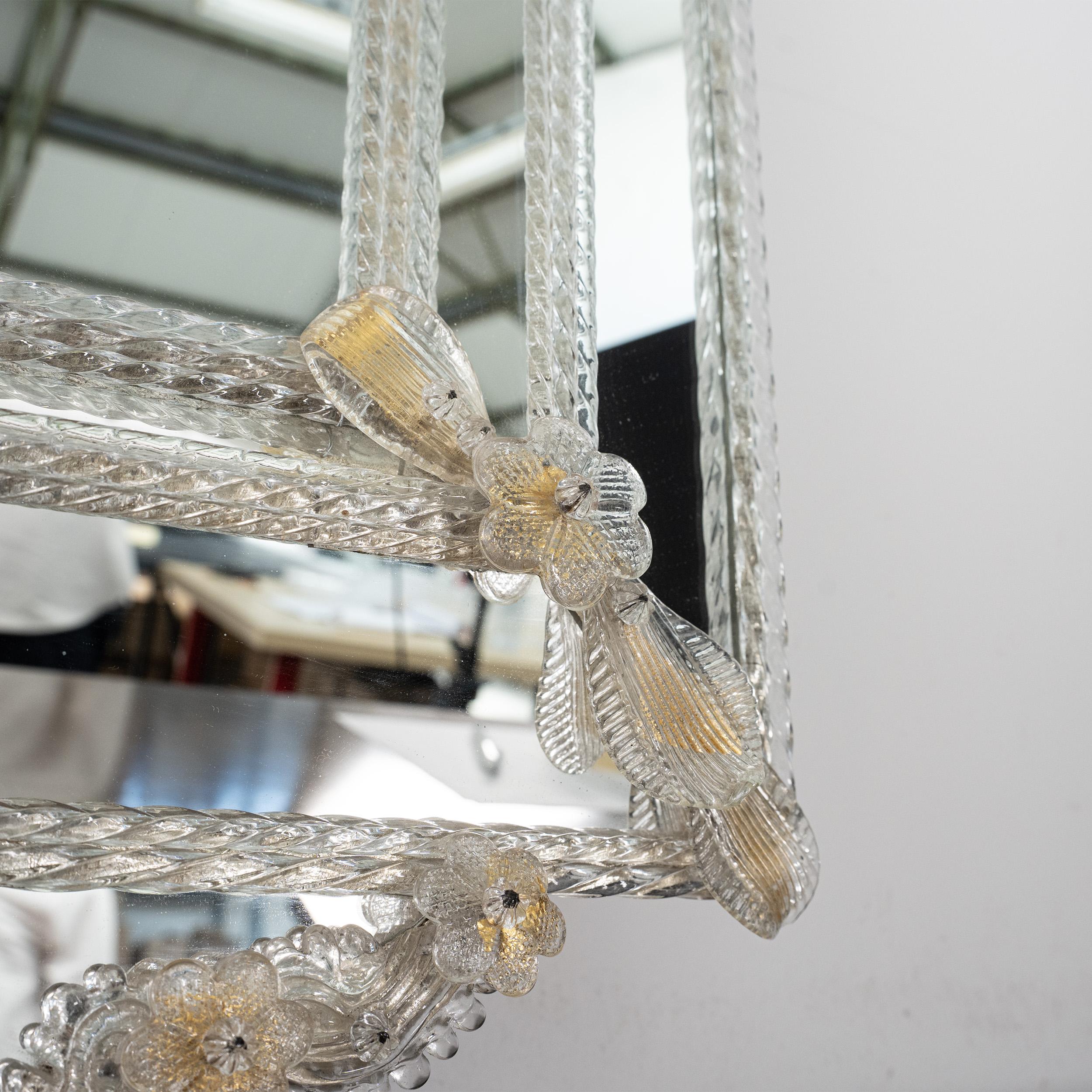 Miroir vénitien Great Wall en verre de Murano, transparent et détails de fleurs dorées en vente 2