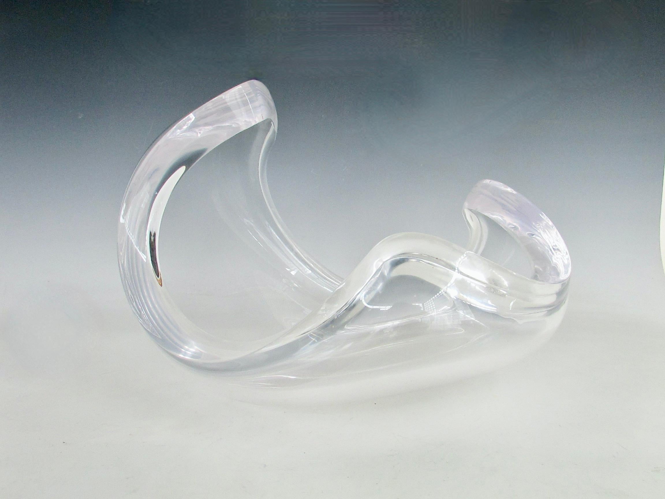 Große, dickwandige Lucite-Frucht oder Mittelschleife. Astrolite-Linie, hergestellt von Ritts Co. Die biomorphe Form erinnert an eine Welle, die an das Ufer schlägt