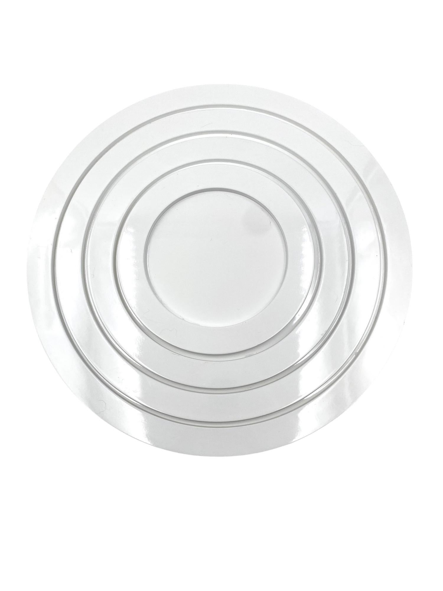 Gran centro de mesa blanco apilado bandejas de plástico blanco

Italia Años 70

Lote de 4 bandejas / vide poche

Altura 3,5 cm x diámetro 60 cm

Estado: excelente, acorde con la edad y el uso.